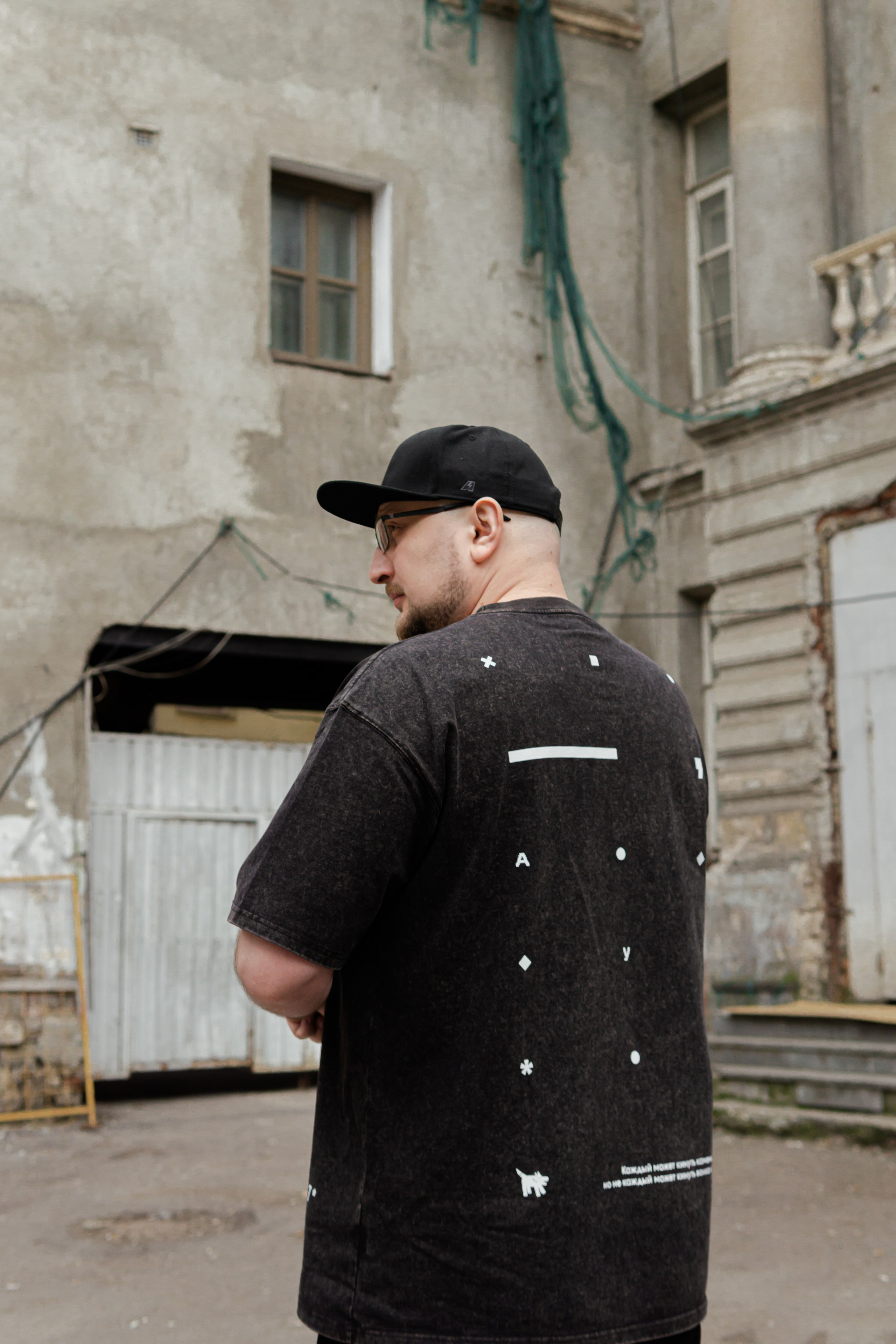 Съемка мерча БЛТ* Semiotica в городе. Фотограф-анималист Ксения Воробьева, Москва