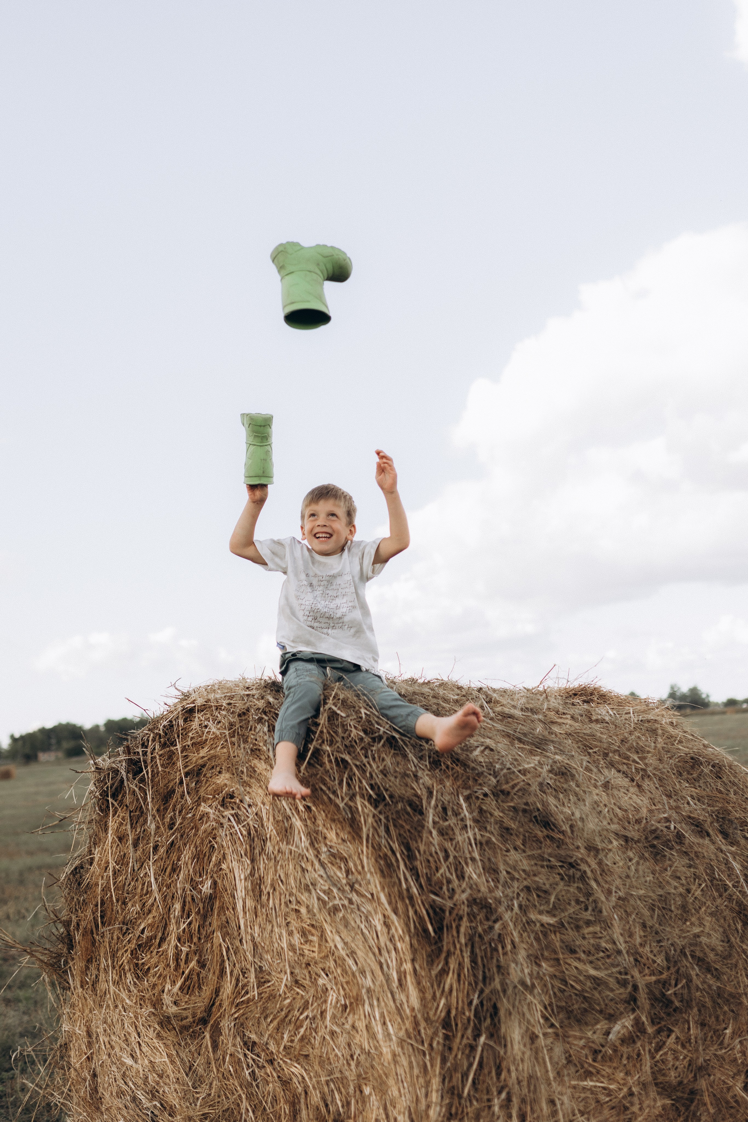 Вика и Миша на сене. Семейный фотограф lifestyle в Новосибирске Елена Шпилевая