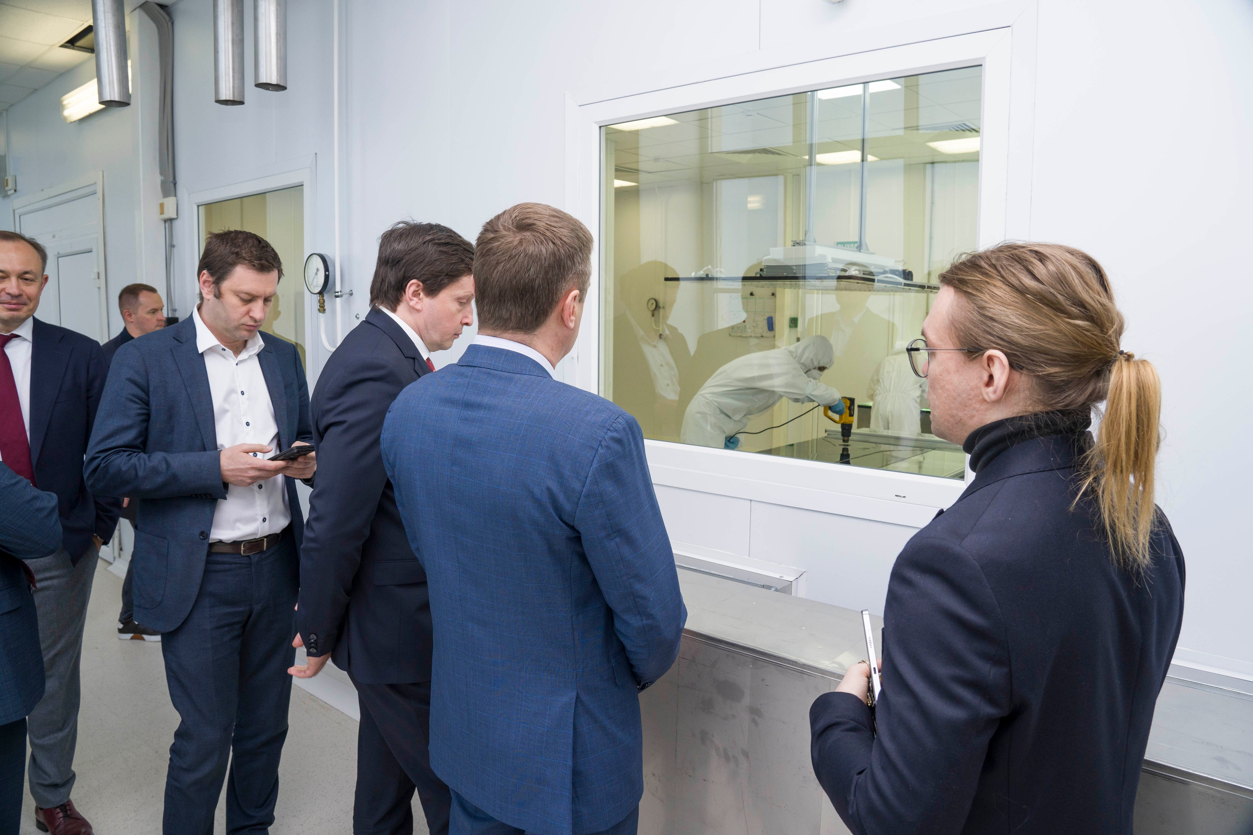 Вице-губернатор Санкт-Петербурга с делегацией на производстве. Фотограф в Санкт-Петербурге. Репортажная и все съёмки для бизнеса