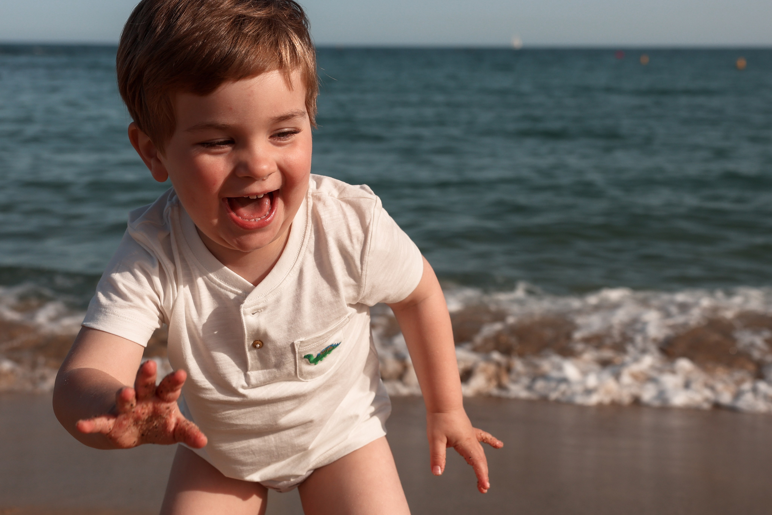Family pizza at the sea. Natalia Zhuravleva|family, newborn, maternity photographer in Barcelona
