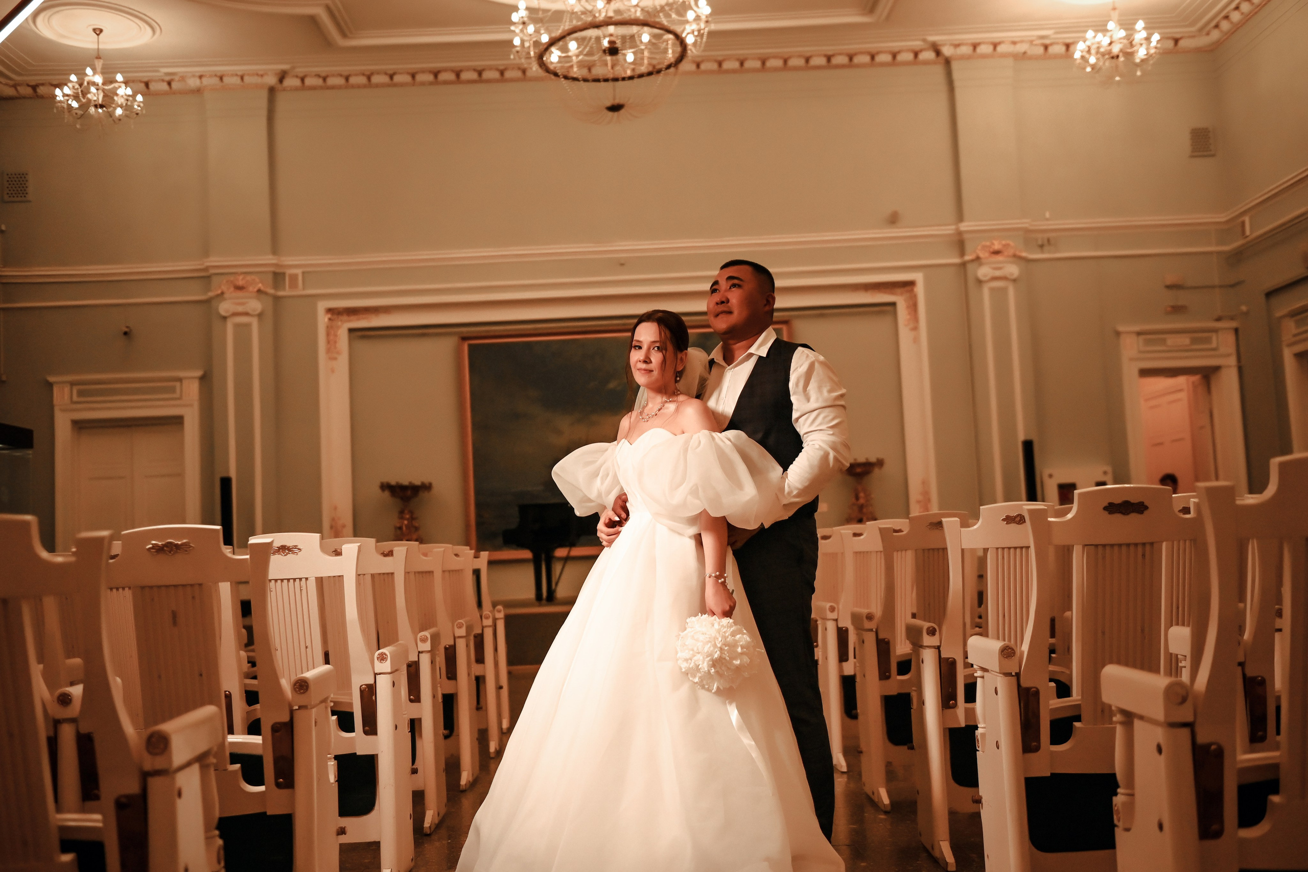 Небольшая свадебная серия в музее и прогулкой под дождем Эльмиры и Ризата. Свадебный, семейный, детский, контент фотограф в Омске Максим Ильин