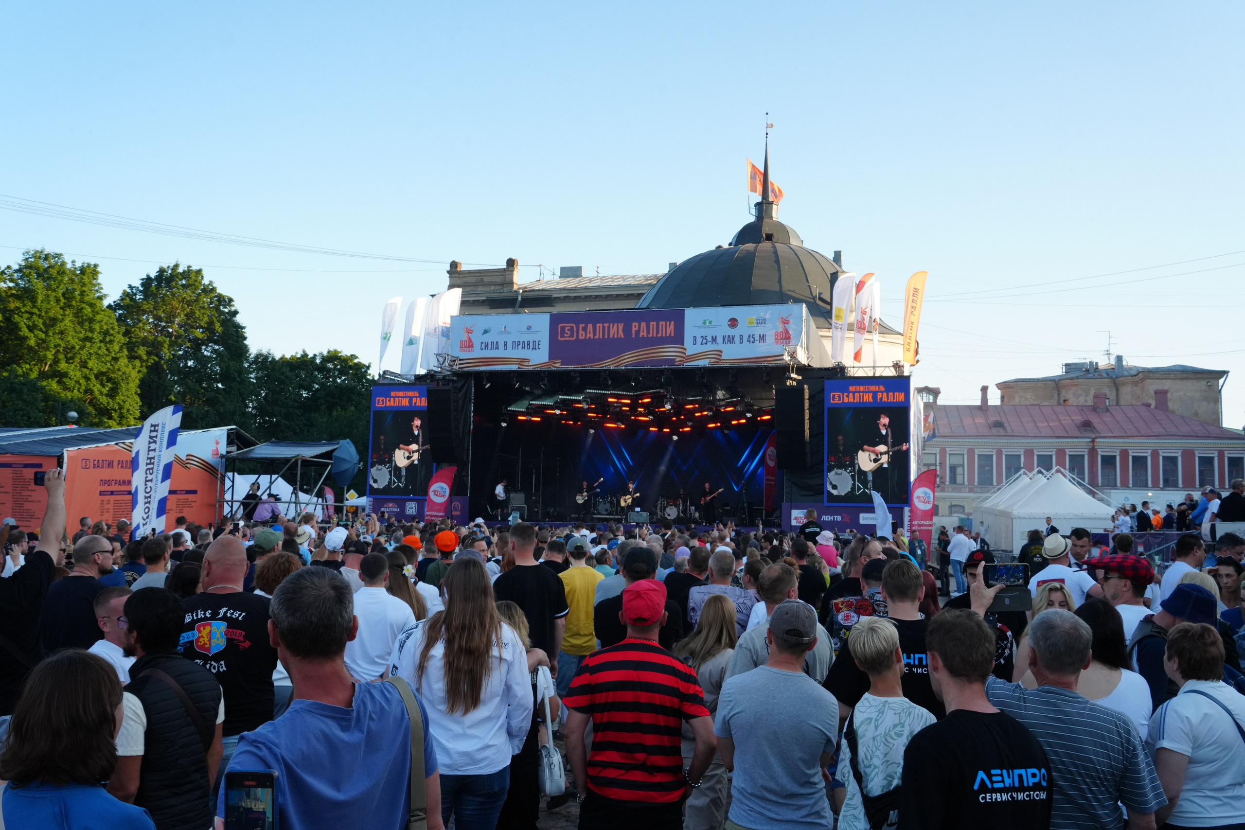 Динамика мотофестиваля: байкеры и рок-музыка создают незабываемое настроение в живописном Выборге