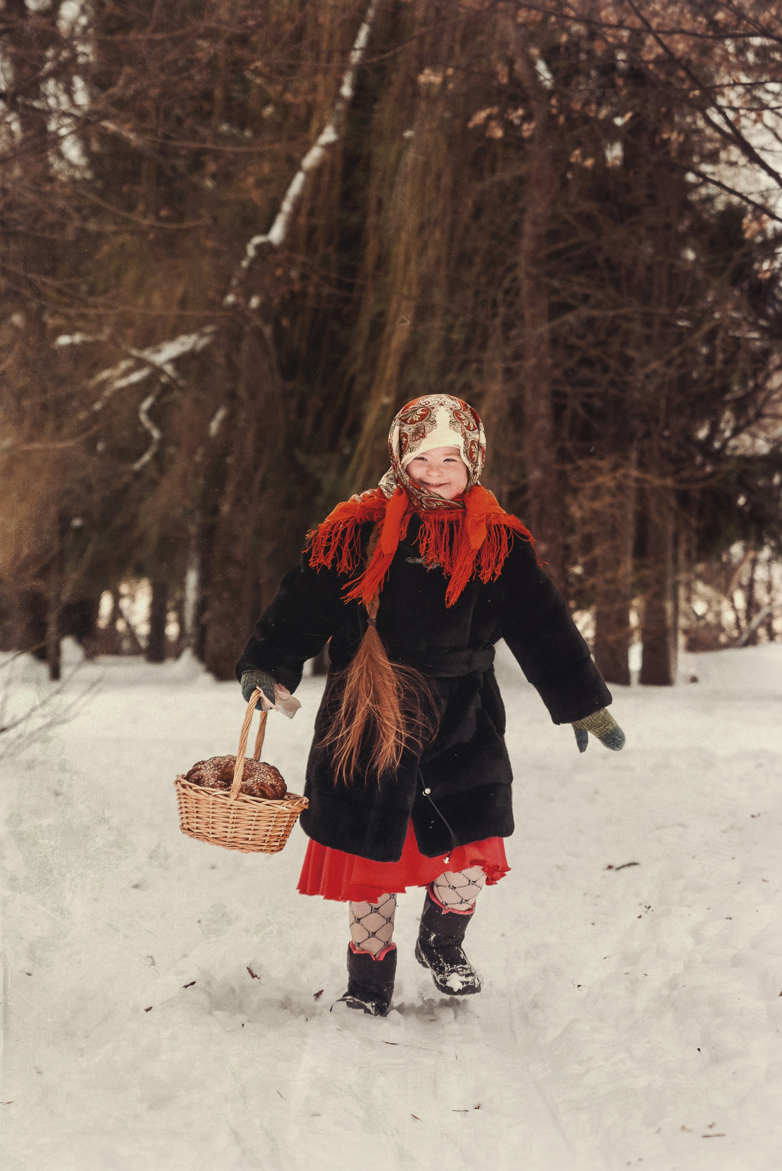 Варя и волк — по мотивам красной шапочки. Фотограф Крещение Венчание Москва