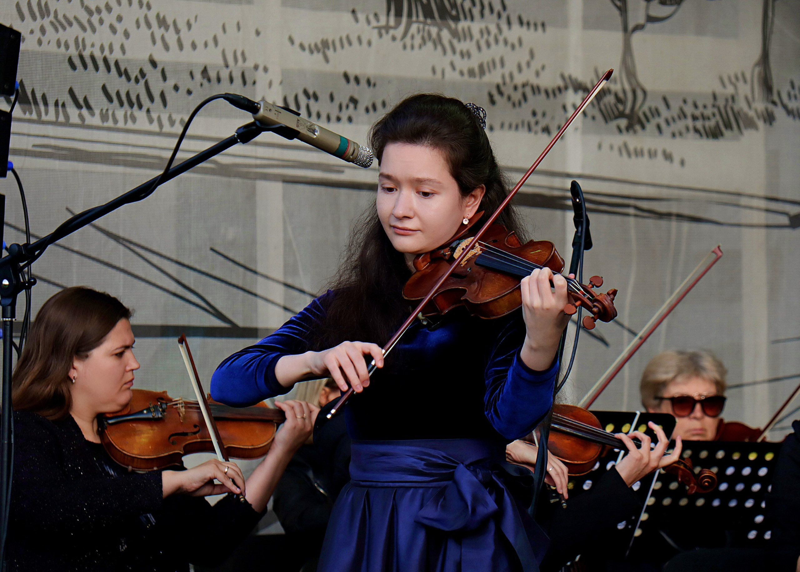 На сцене. Скрипачка Анна Савкина