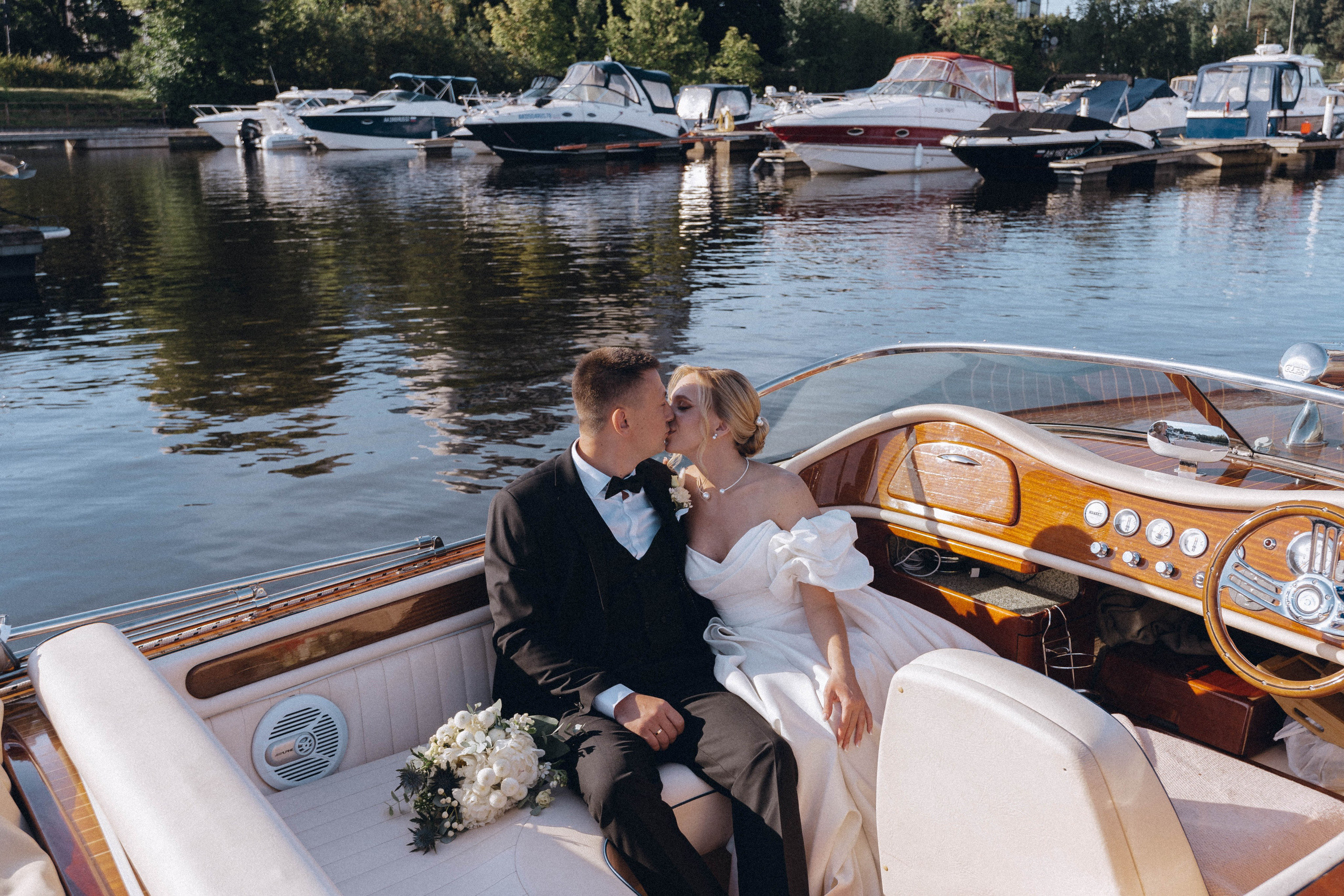 СВАДЕНБНАЯ СЬЕМКА НА КАТЕРЕ ПО КАНАЛАМ САНКТ-ПЕТЕРБУРГА И В АКВАТОРИИ НЕВЫ. Профессиональный фотограф, Санкт-Петербург — Виктория Богомолова