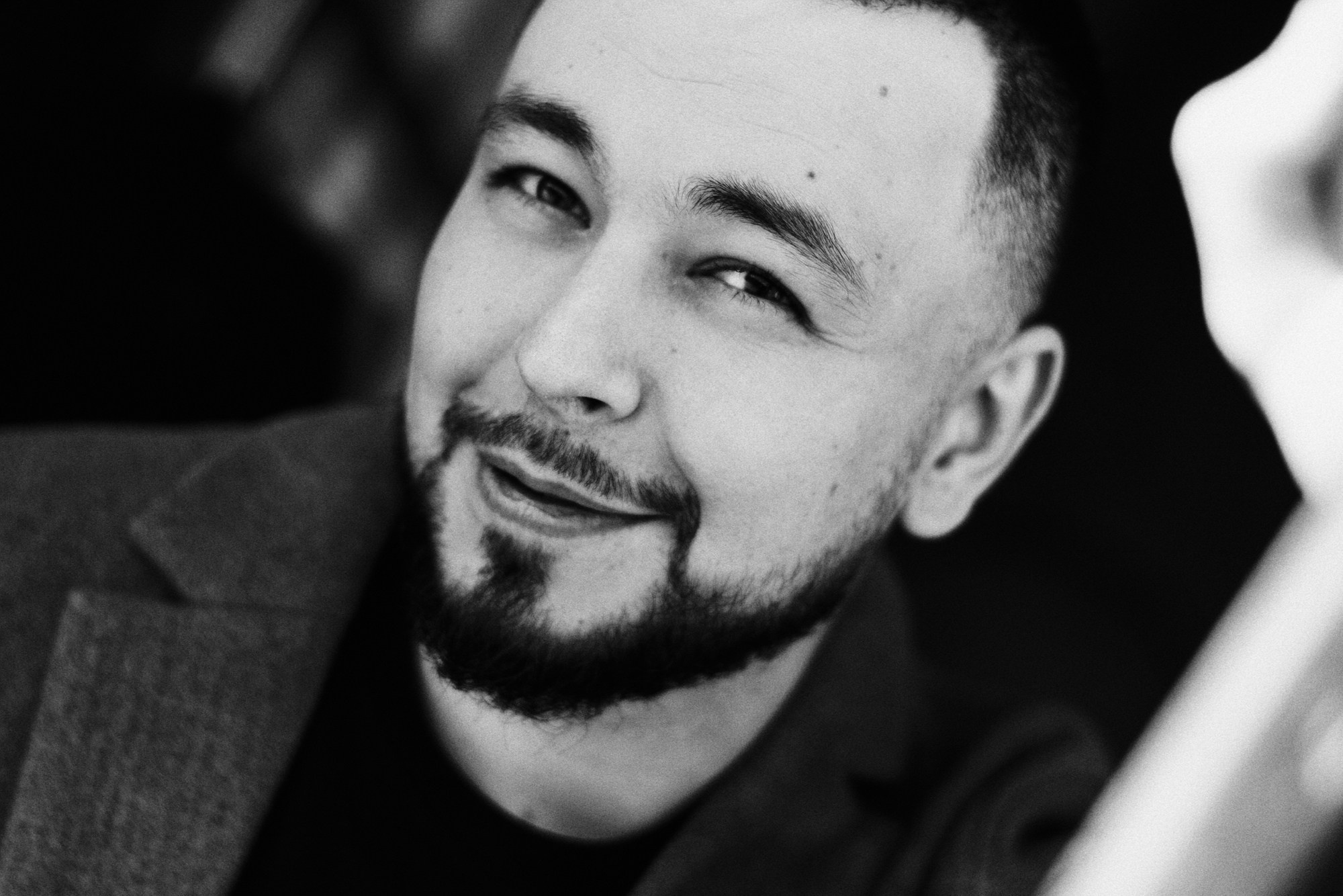 Искренние эмоции и живой кадр во время мужской фотосессии, современный подход фотографа к индивидуальным съемка