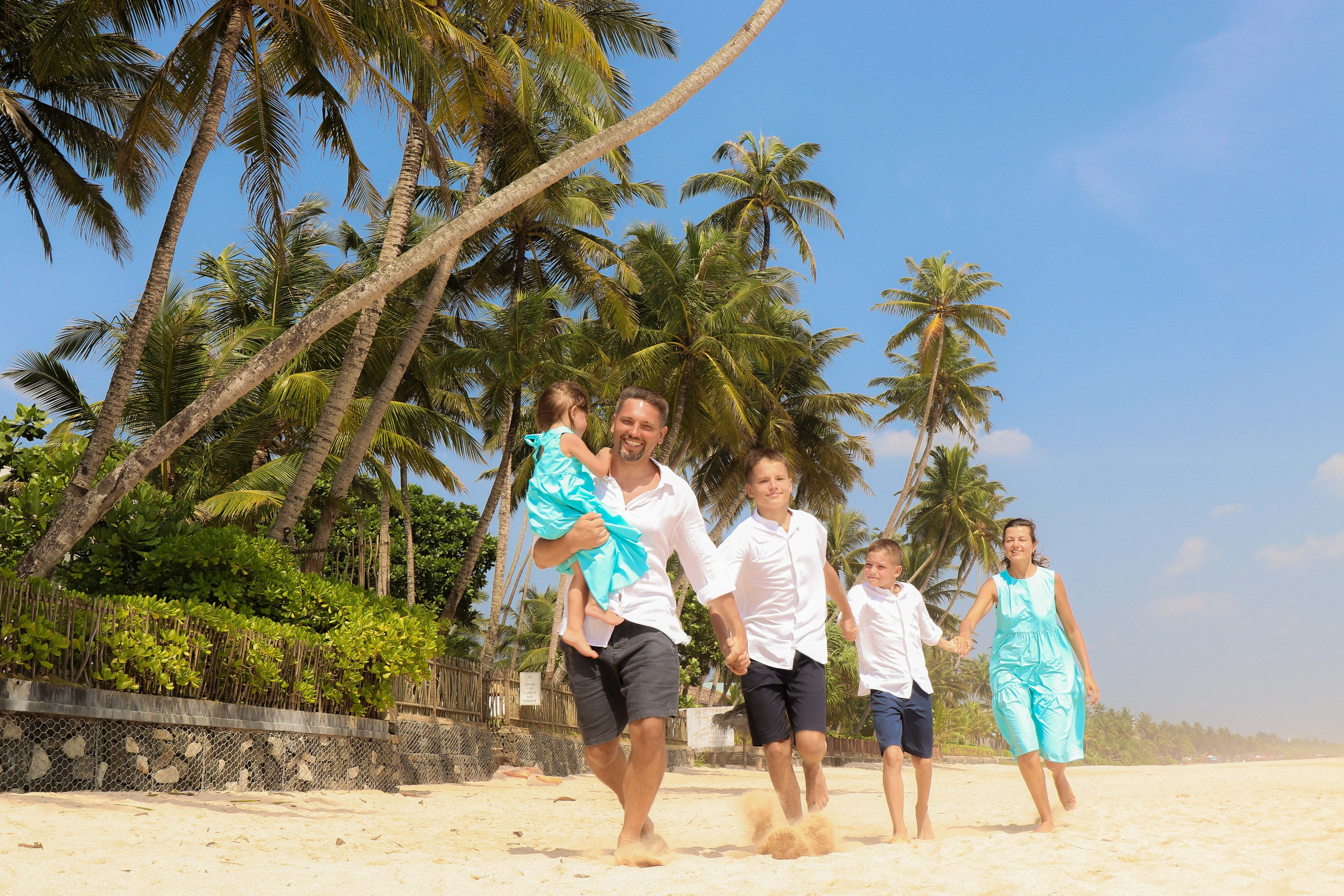 «Семья в голубом на фоне бескрайнего пляжа Хабарадува — смех и солёные брызги»