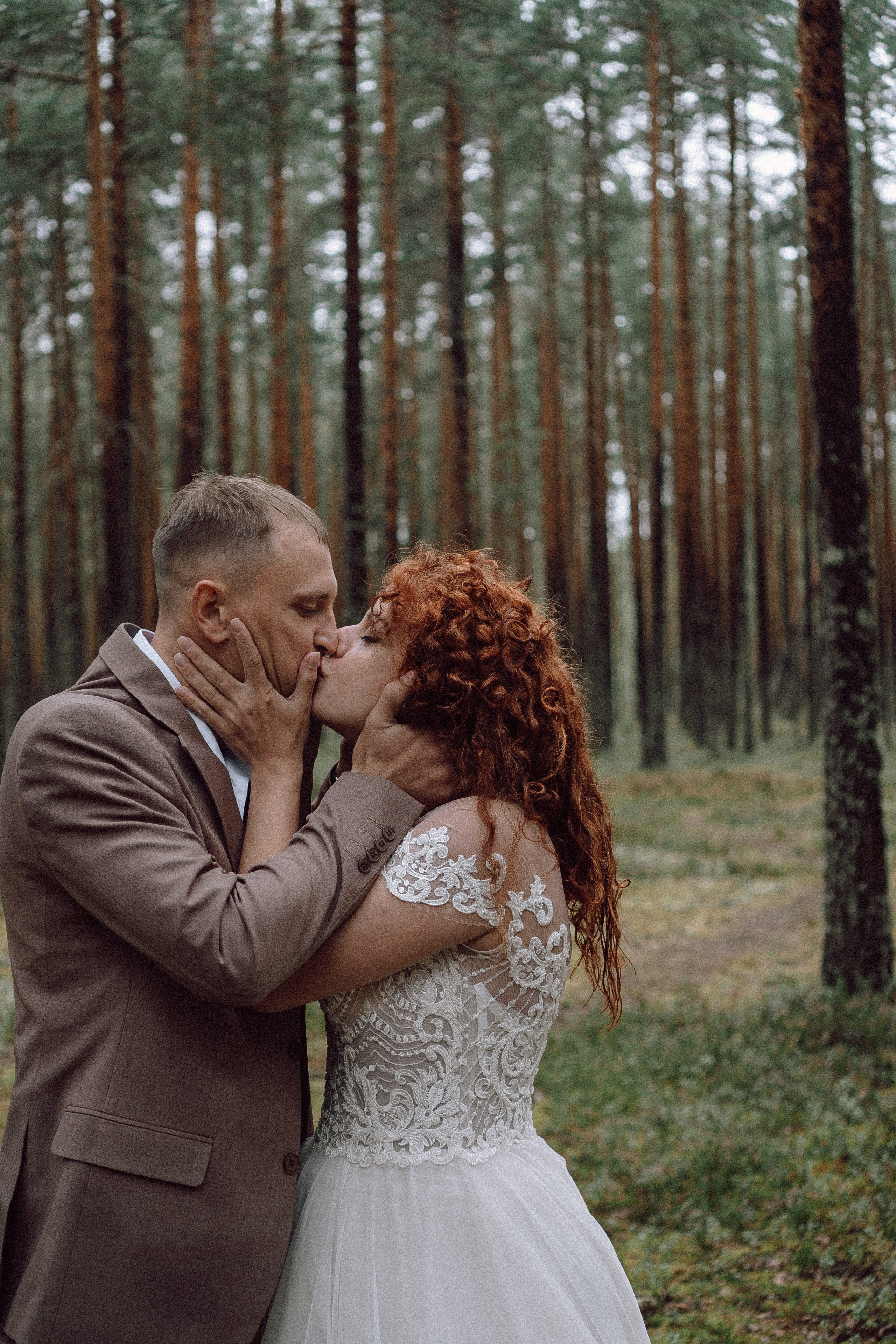 СВАДЕБНАЯ ФОТОСЕССИИЯ ПАРЫ В ГОРОДЕ ПРИОЗЕРСК В СОСНОВОМ ЛЕСУ И С ПИКАПОМ. Профессиональный фотограф, Санкт-Петербург — Виктория Богомолова