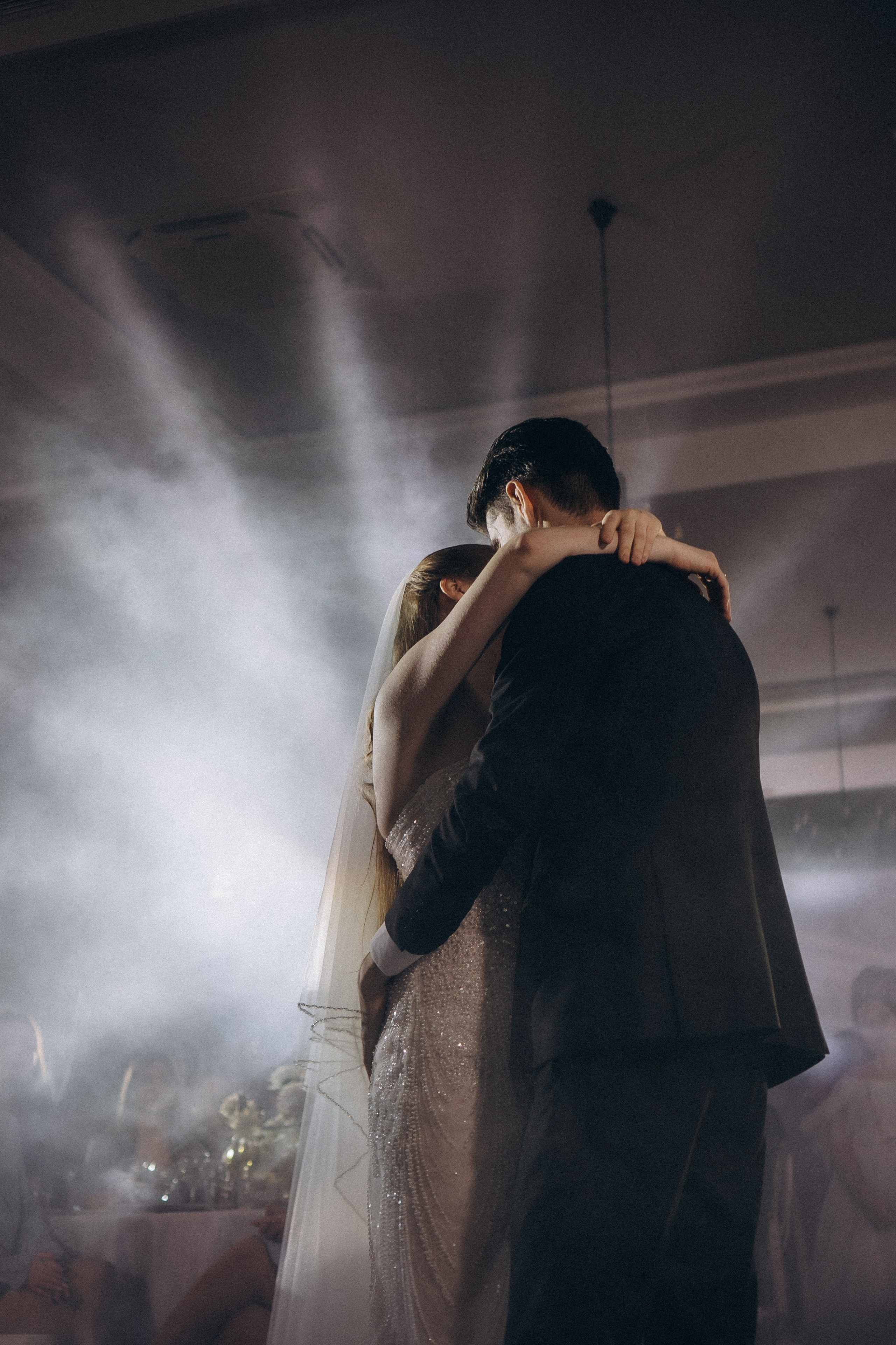 ПЕРВЫЙ ТАНЕЦ МОЛОДЫХ НА БАНКЕТЕ. ТРОГАТЕЛЬНЫЙ МОМЕНТ (СНЯТО В СИБИРЕ В НИЖНЕВАРТОВСКЕ). Профессиональный фотограф, Санкт-Петербург — Виктория Богомолова