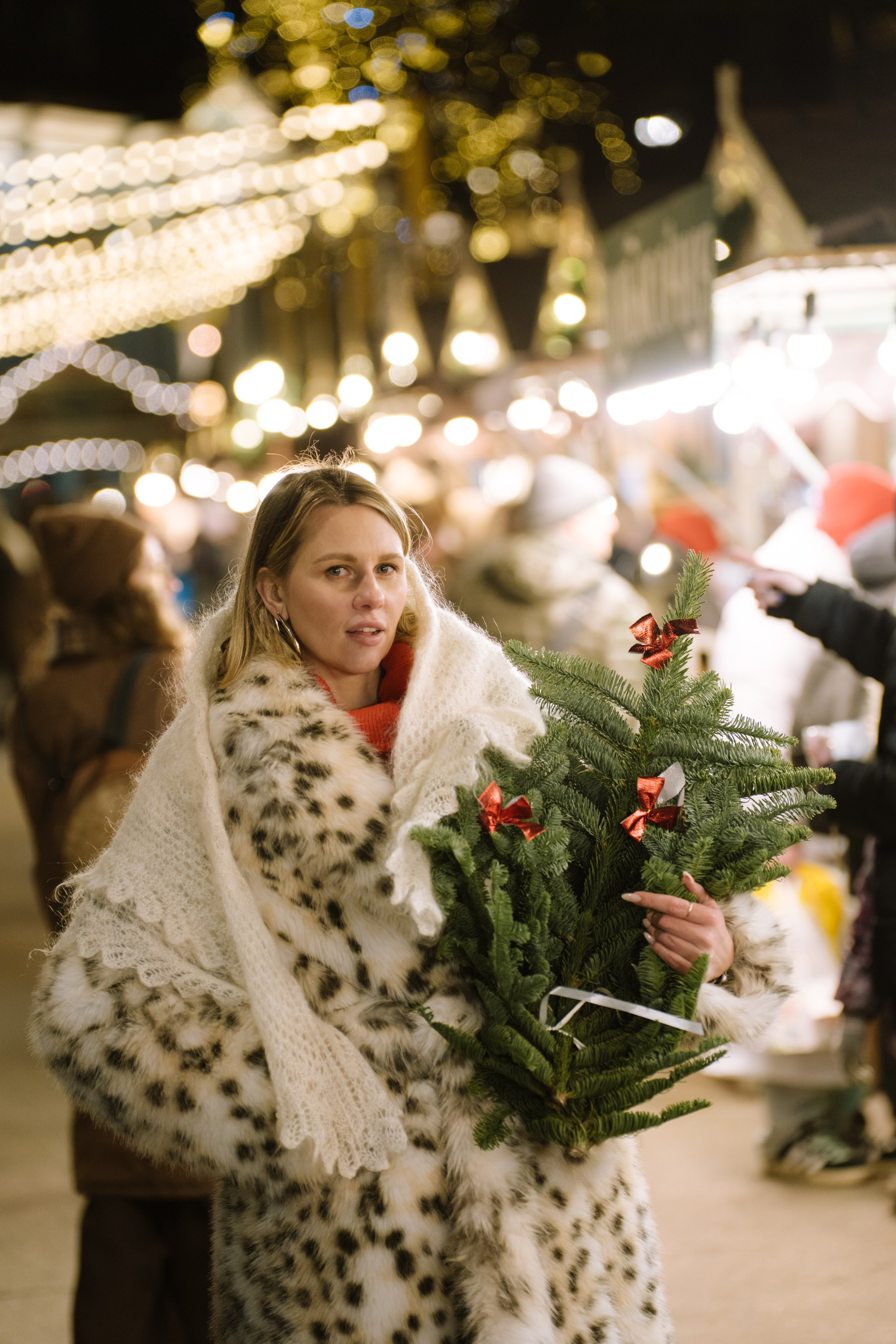 ПРОГУЛКА НА МАНЕЖНОЙ ПЛОЩАДИ ДЛЯ ДЕВУШКИ ПЕРЕД НОВЫМ ГОДОМ (НОВОГОДНЯЯ ФОТОСЕССИИЯ НА МАНЕЖНОЙ ПЛОЩАДИ). Профессиональный фотограф, Санкт-Петербург — Виктория Богомолова