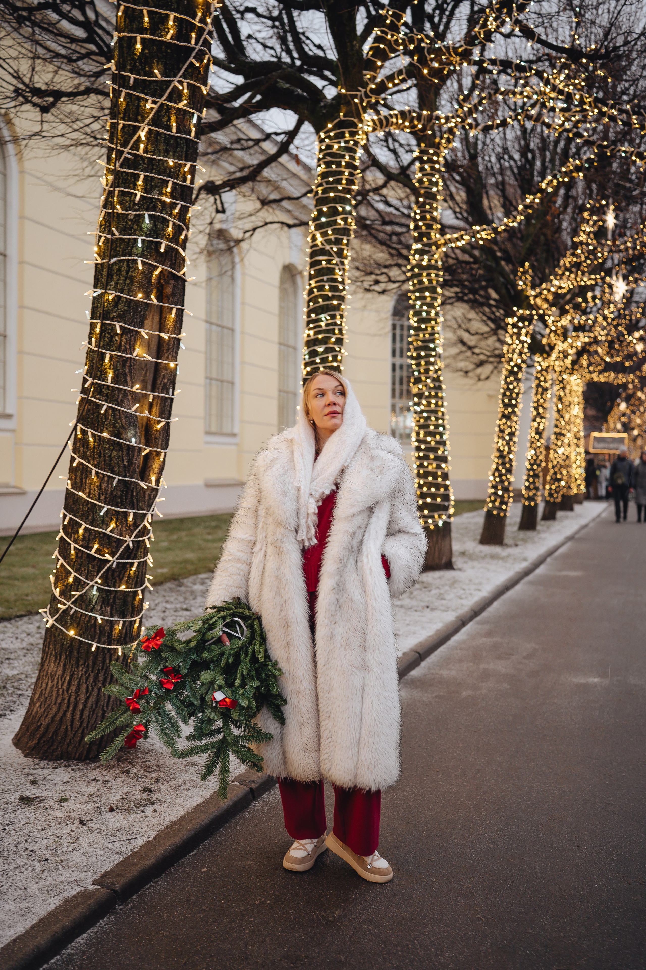ПРОГУЛКА НА МАНЕЖНОЙ ПЛОЩАДИ ДЛЯ ДЕВУШКИ ПЕРЕД НОВЫМ ГОДОМ (НОВОГОДНЯЯ ФОТОСЕССИИЯ НА МАНЕЖНОЙ ПЛОЩАДИ). Профессиональный фотограф, Санкт-Петербург — Виктория Богомолова