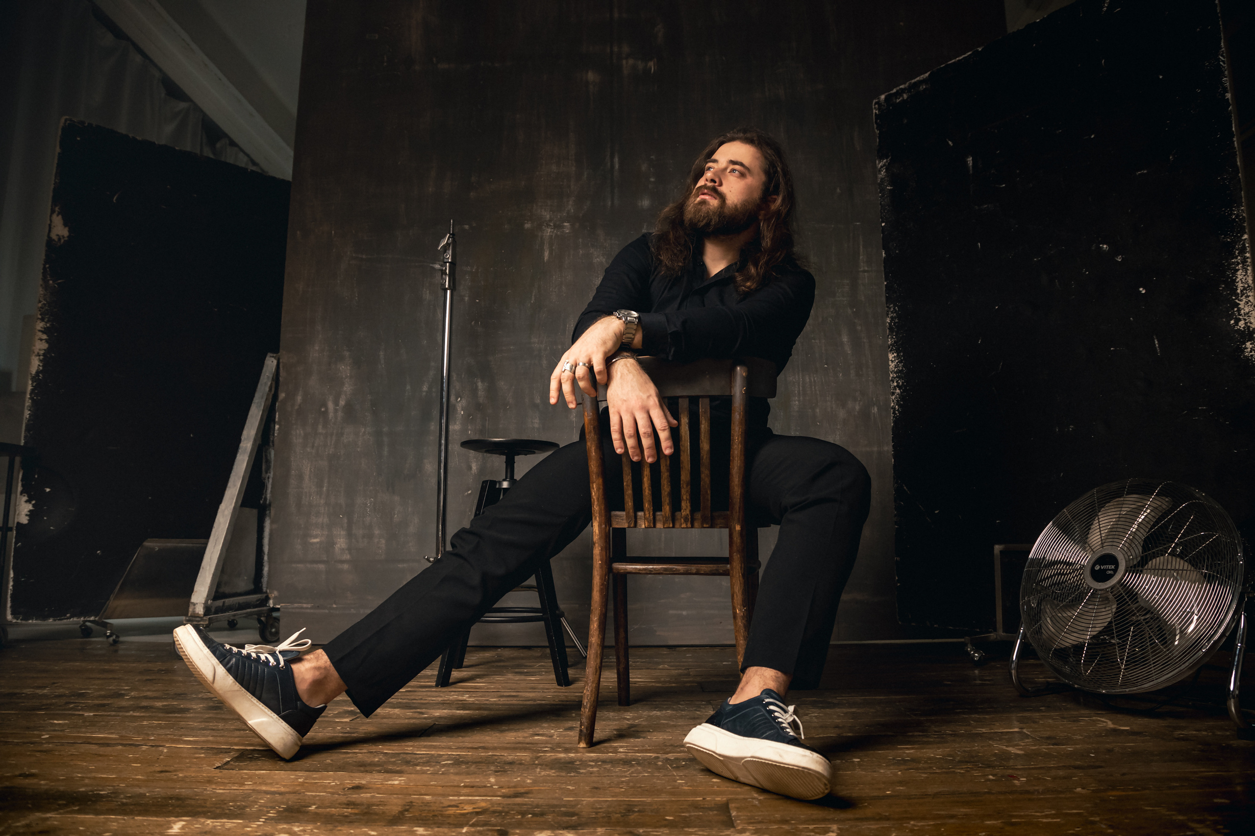 стильный классический портрет мужчины в студии, фотосессия в фотостудии