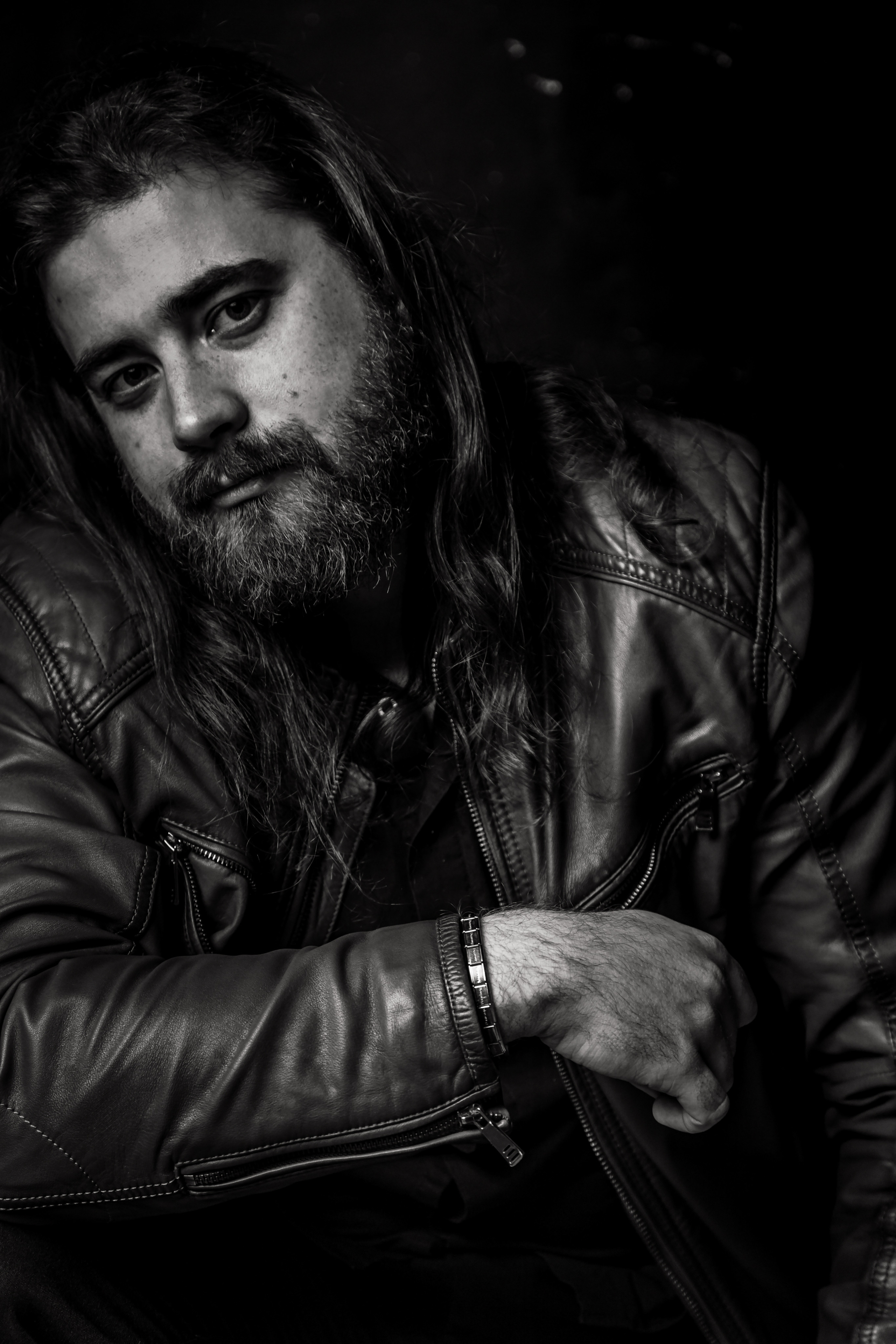 портрет мужчины в студии, черно белый портрет фотосессия в фотостудии