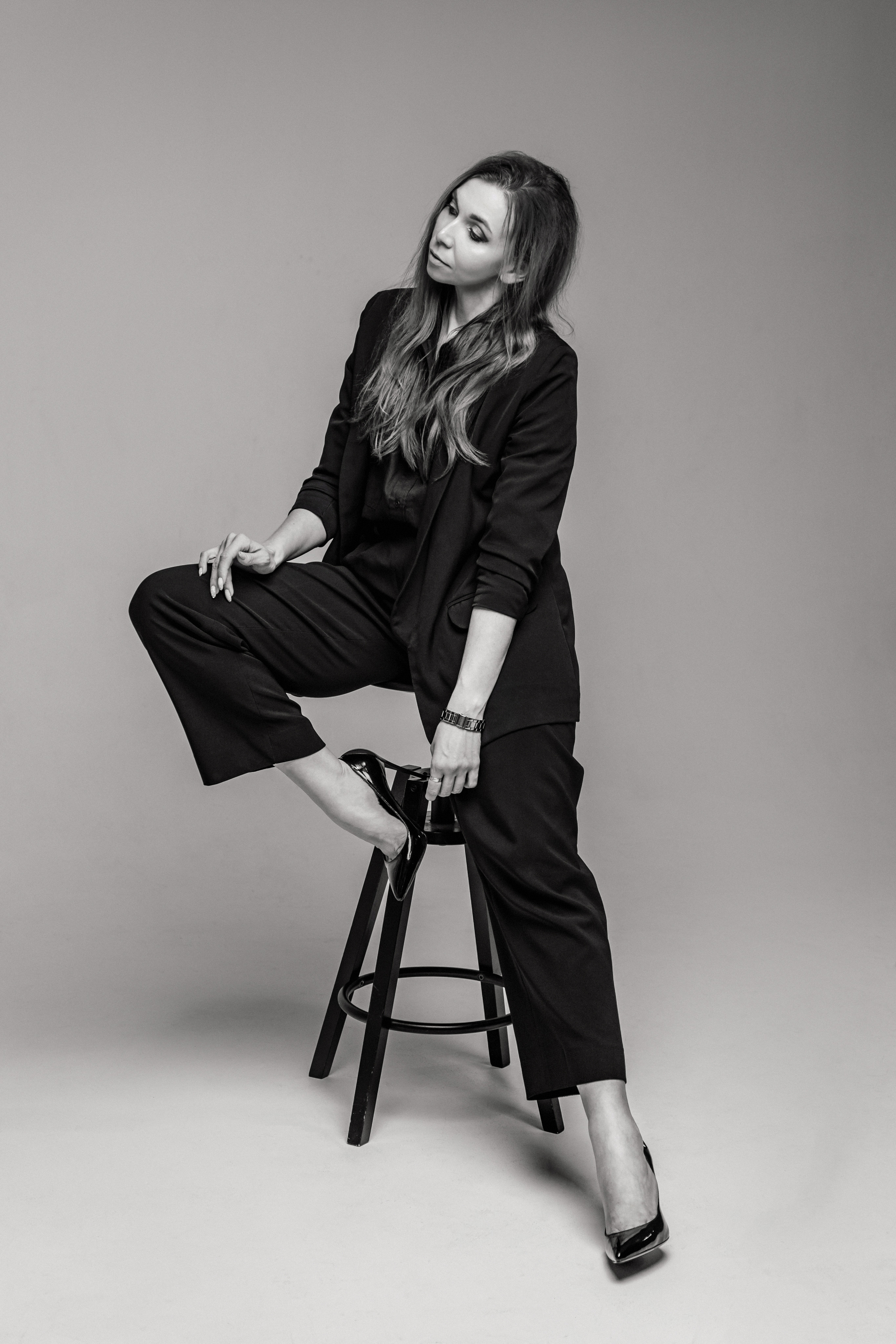 стильный классический портрет девушки на стуле в студии, портретная фотосессия в москве
