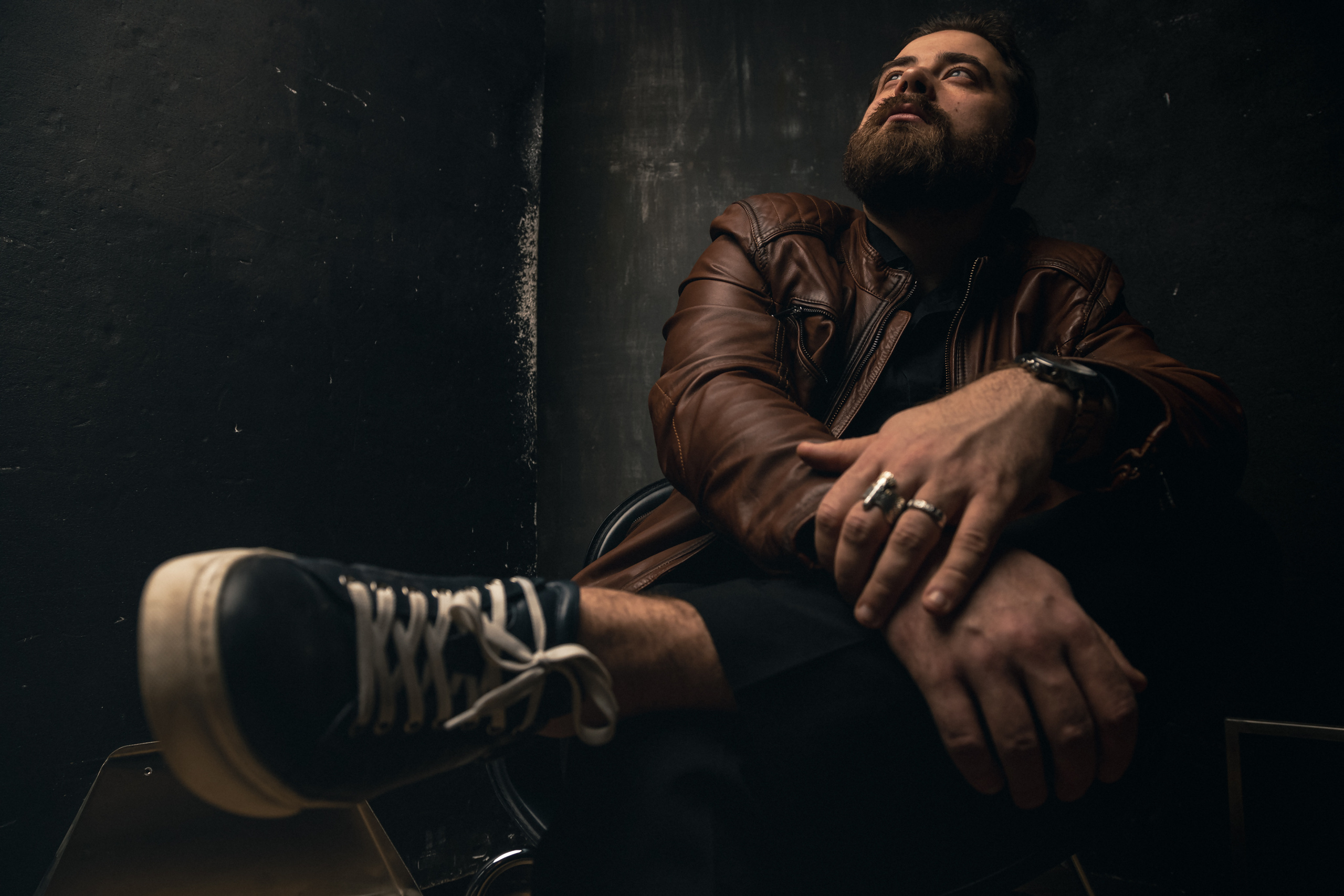 портрет мужчины в студии, классическая фотосессия в фотостудии