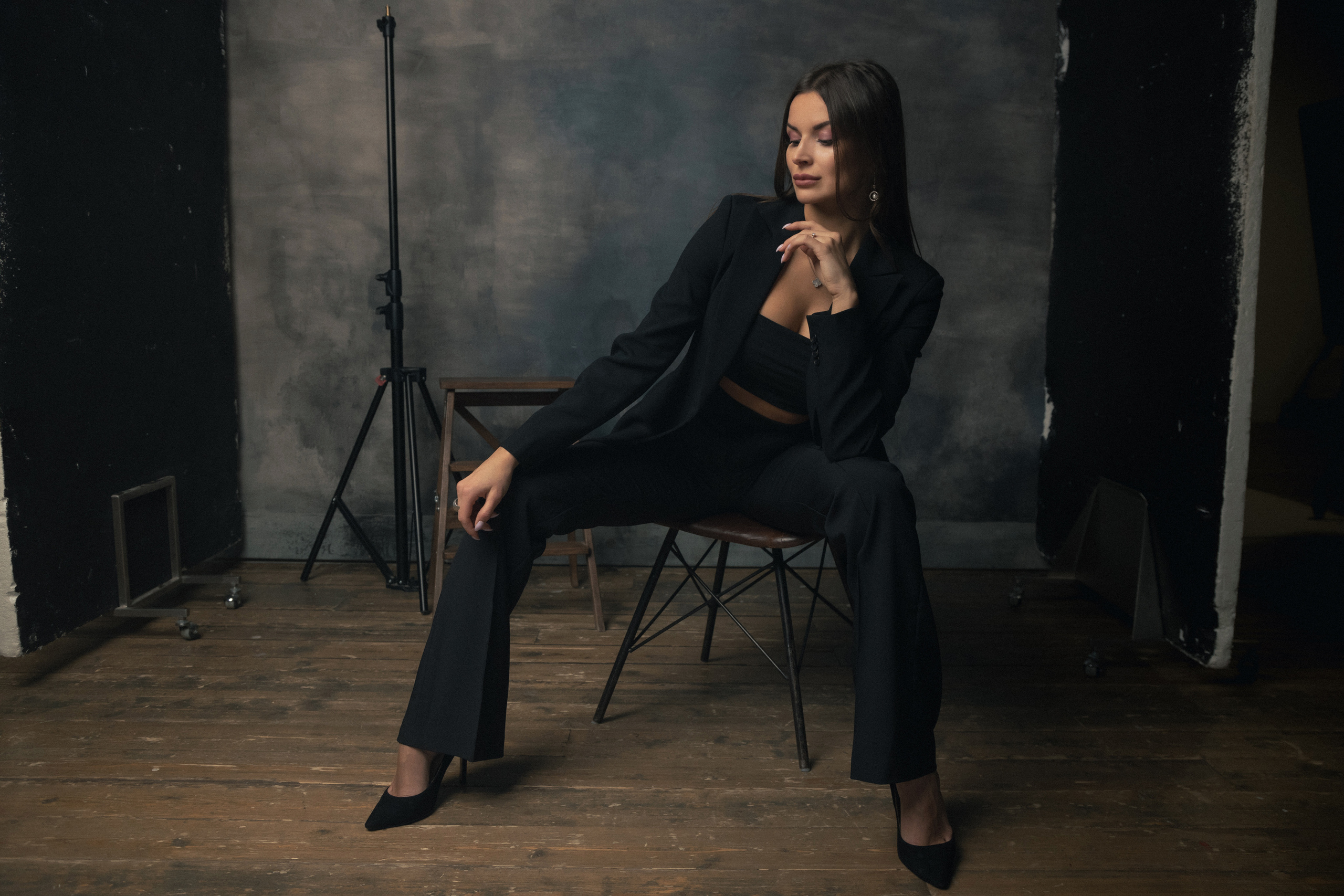 стильный портрет девушки в студии, фотосессия в москве, портретный фотограф гладков дмитрий