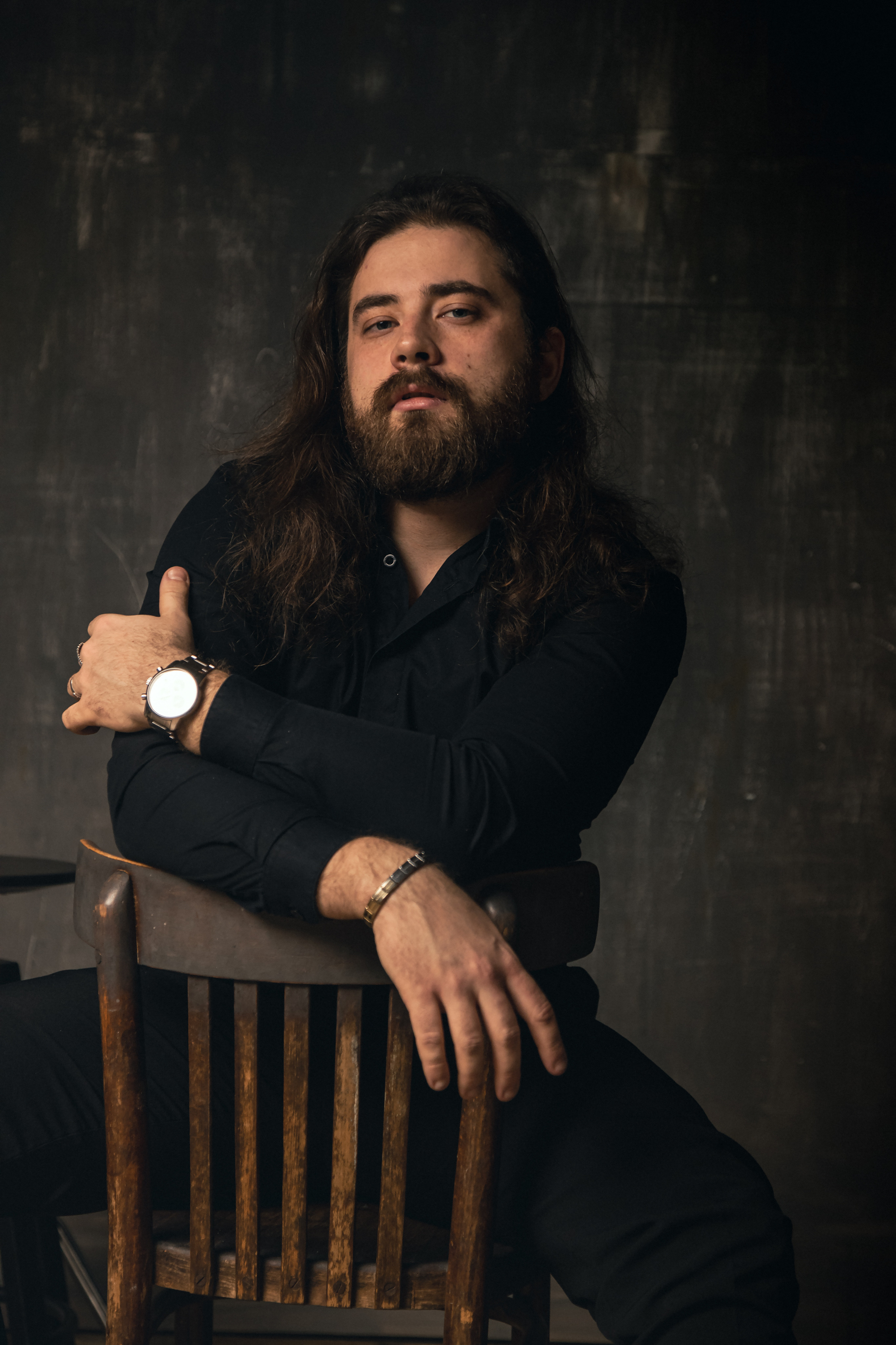 портрет мужчины в студии, фотосессия в фотостудии стильная классика минимализм