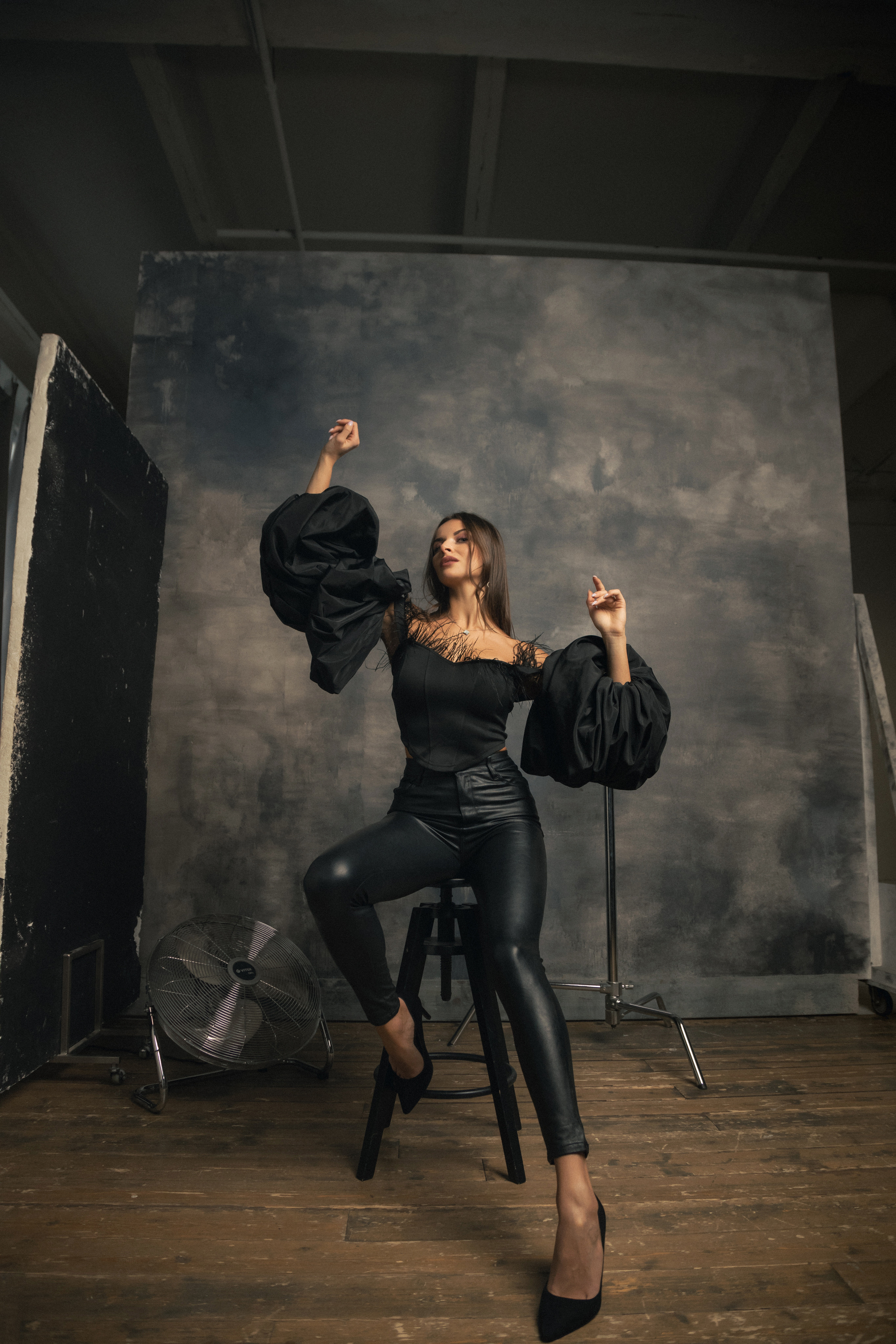 фотосессия в москве в стиле минимализм, фотограф гладков дмитрий, портрет девушки на стуле