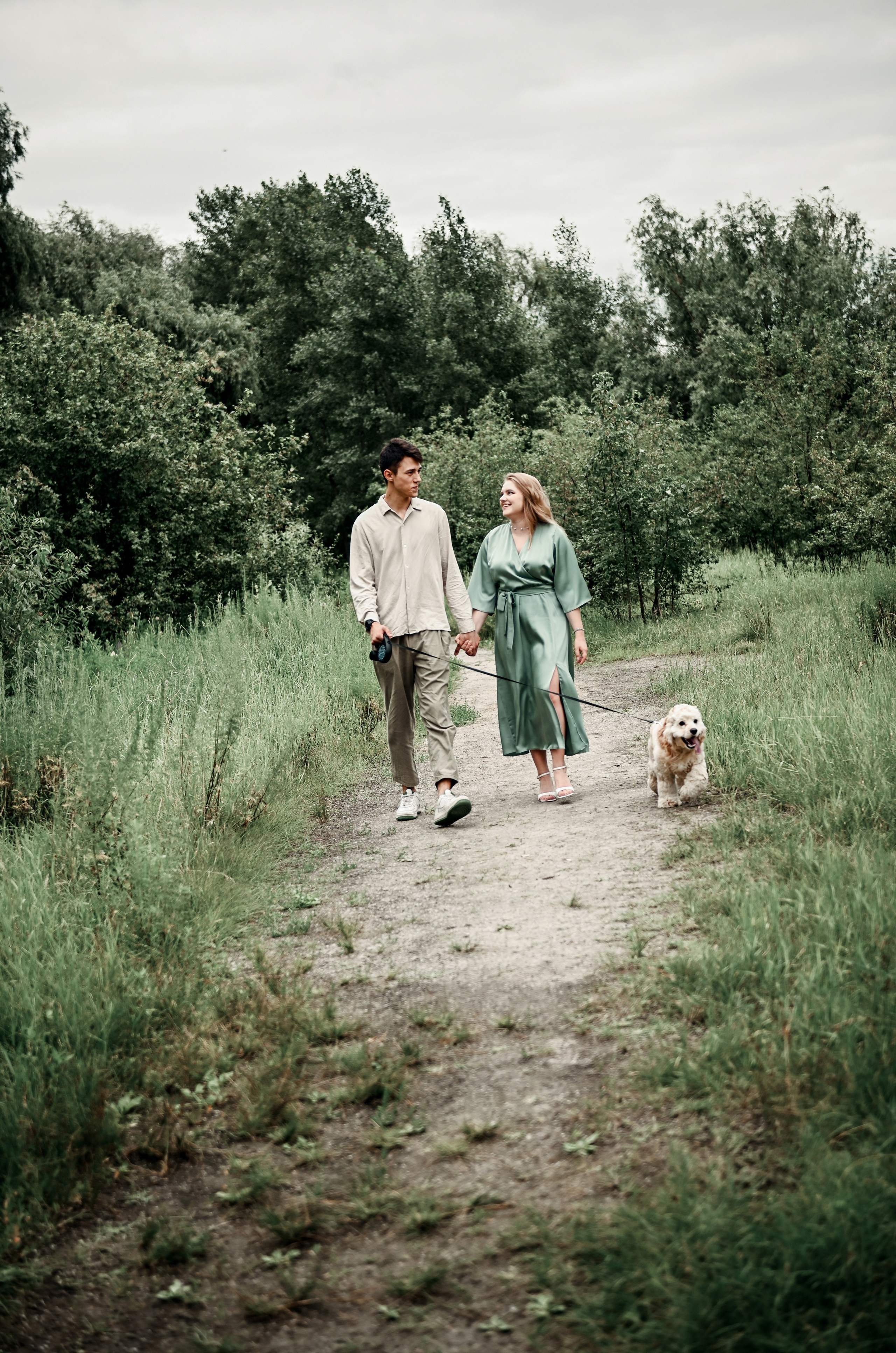 Love story прогулка вместе с песиком))). Свадебный, семейный, детский, контент фотограф в Омске Максим Ильин