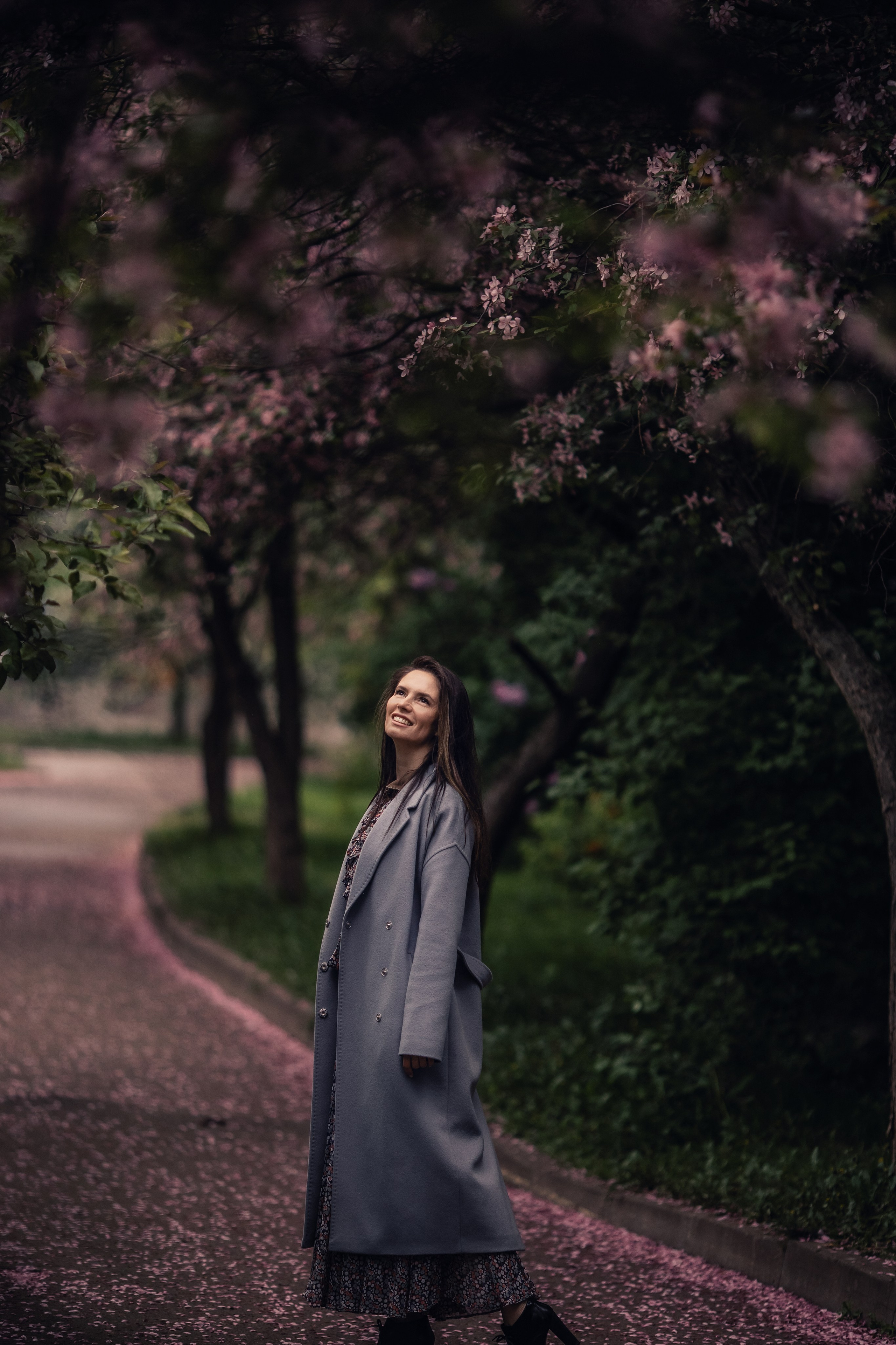 Дождливый яблоневый сад с Лизой. Фотограф в Москве Наталья Спиридонова
