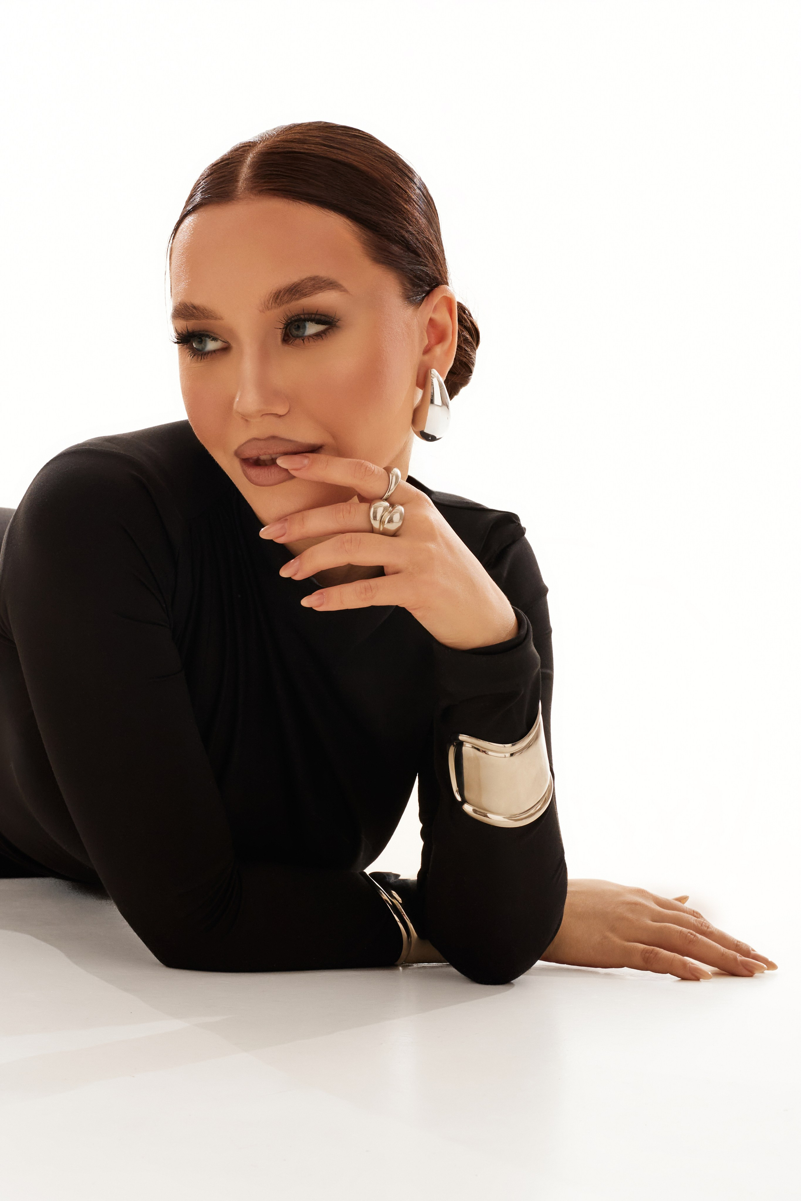 White background. Ксения Исакова — фотограф Кострома