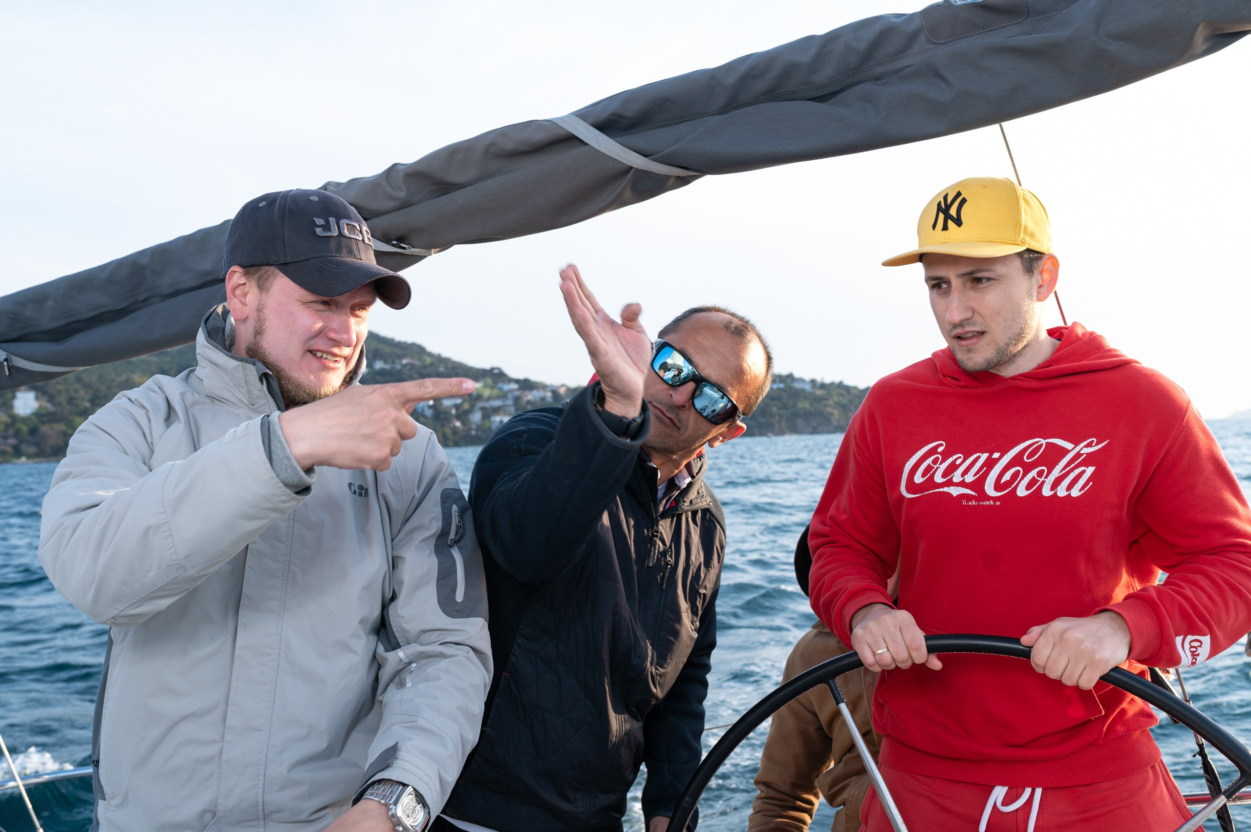 Друзья на яхтинге