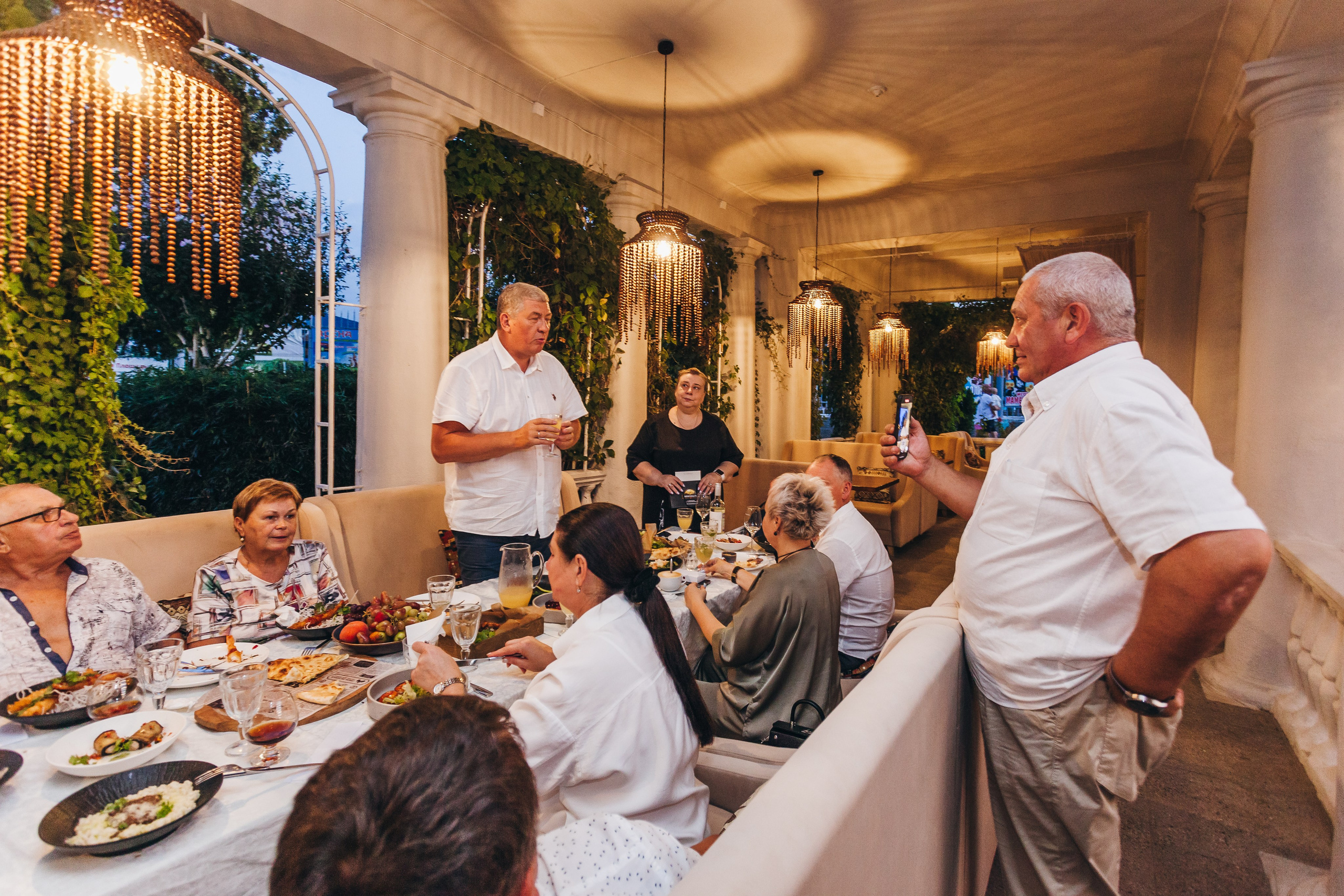 День рождение в уютном ресторане. Фотограф Денис Денисов