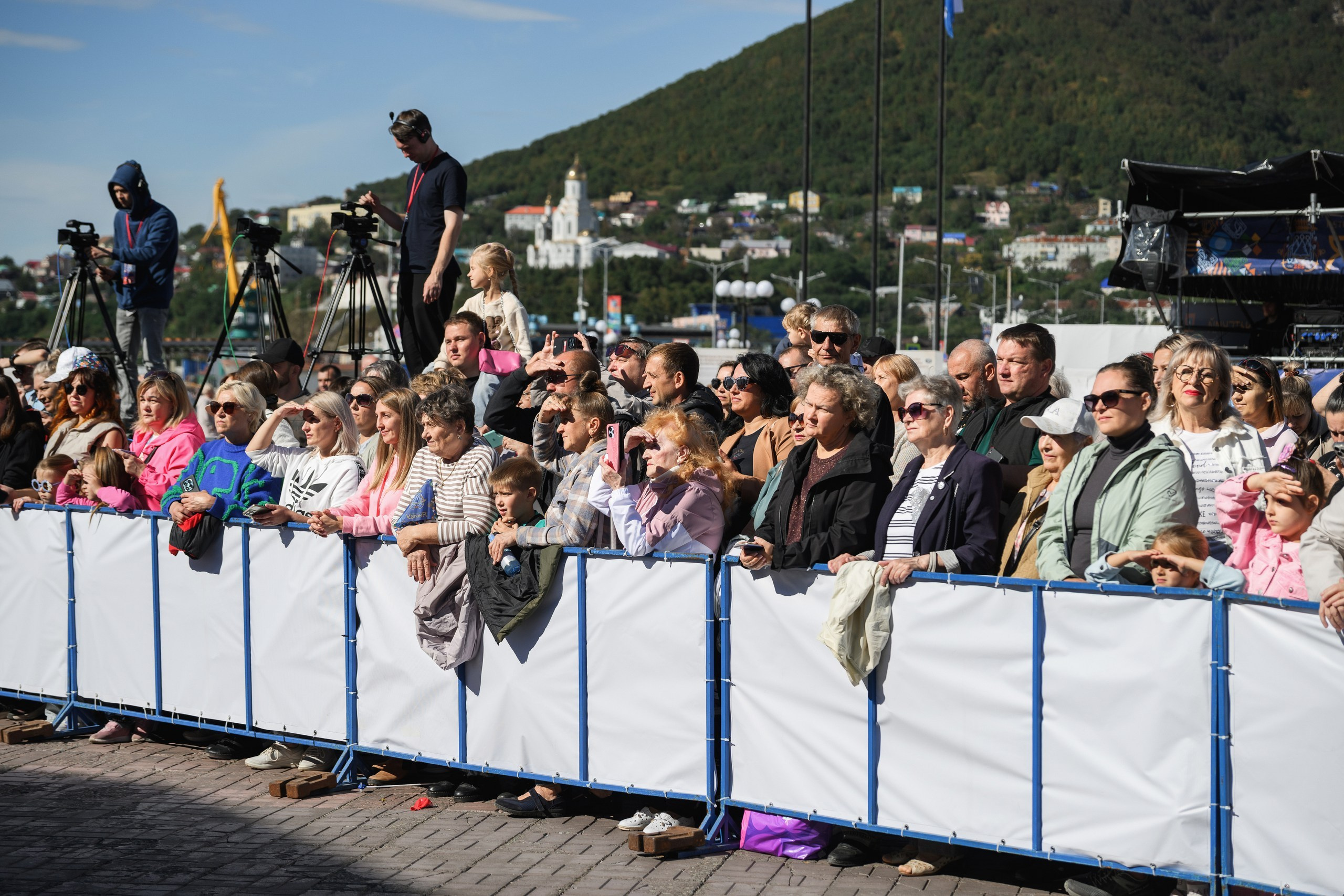 Фотосъемка праздника дня города в Петропавловске-Камчатском. Профессиональная репортажная съемка мероприятий в Петропавловске-Камчатском. Фотографии концерта и гуляний на день города. Красивые фото с праздника в Петропавловске-Камчатском. Цена на репортажную съемку дня города в Петропавловске-Камчатском.