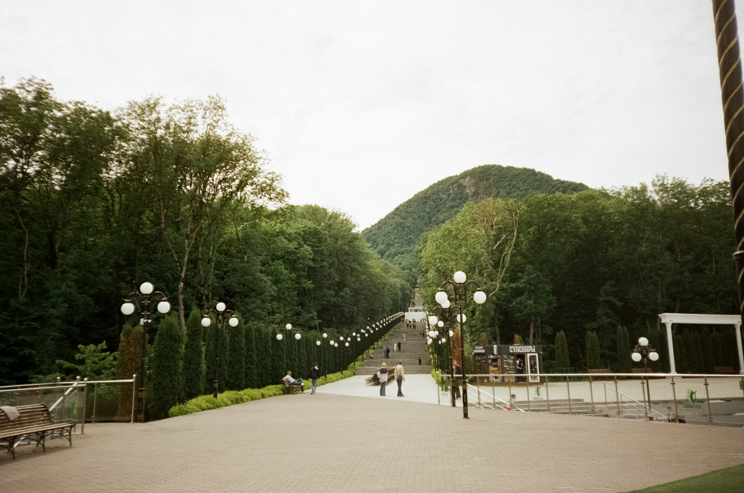 Курортное озеро и бювет-книга. Железноводск. Фотограф-документалист Мария Осокина