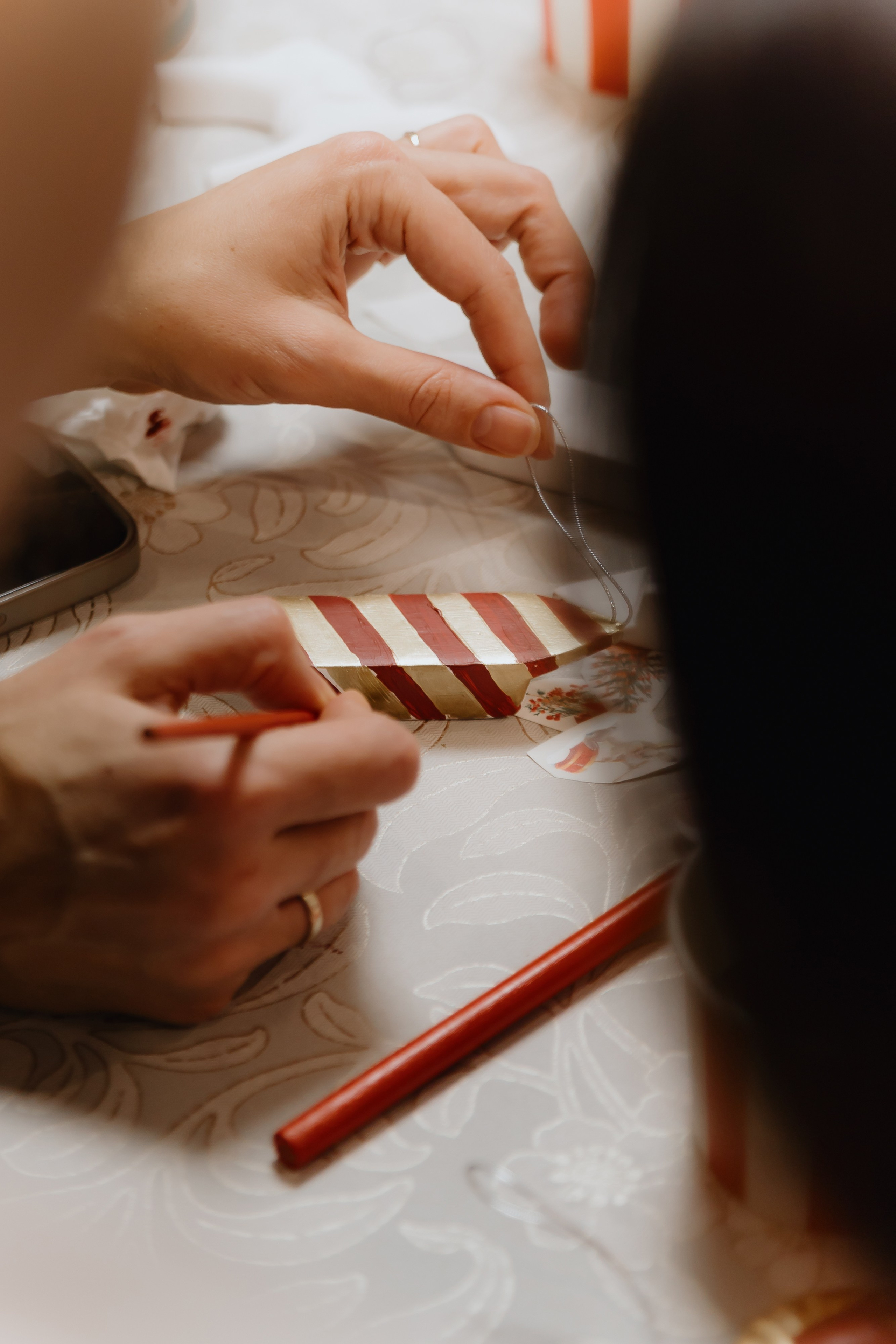 Предновогодний «Кофе-рейв» в L. DECO 17 декабря 2025 года. L. Deco интерьерный салон. Краски/обои/лепной декор