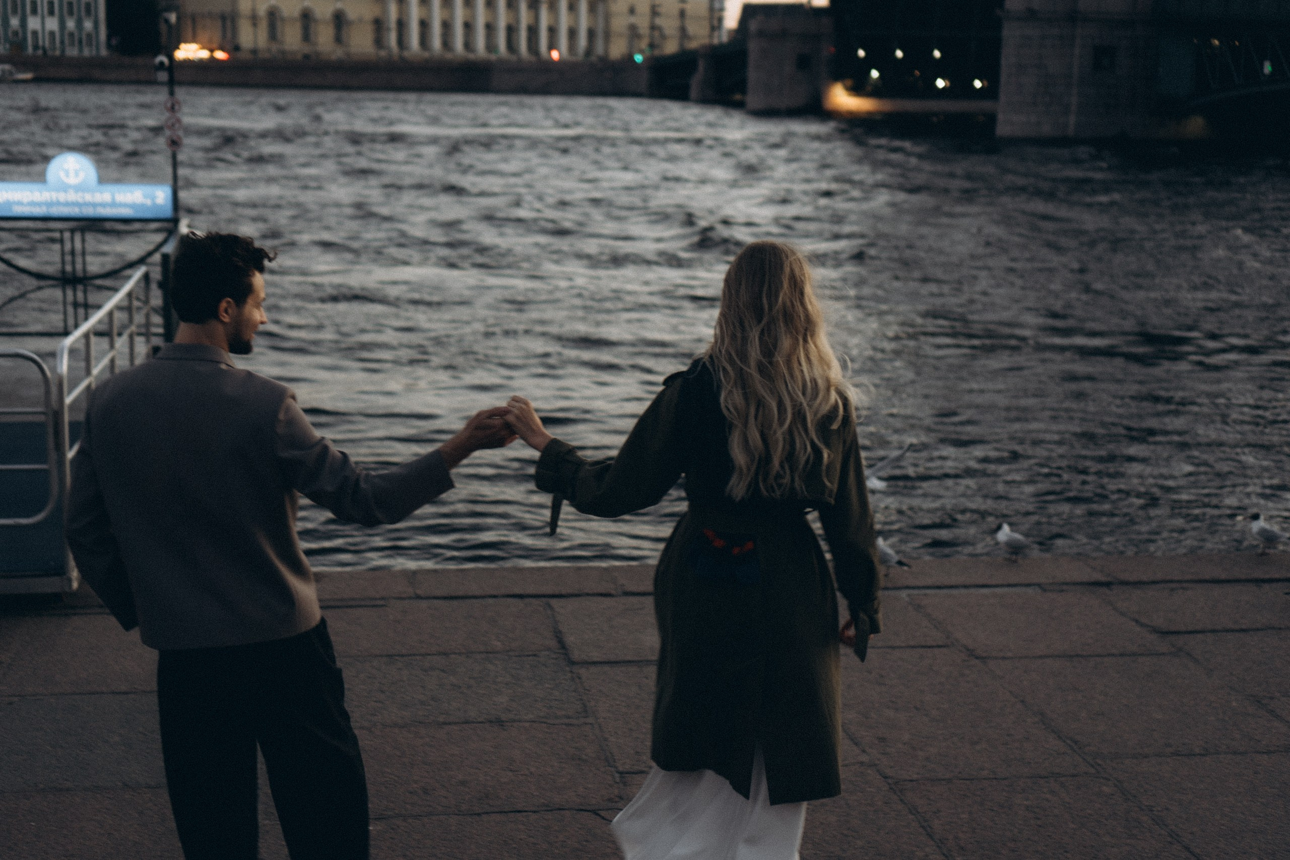 СВАДЕБНАЯ СЬЕМКА ПАРЫ НА РАССВЕТЕ В БЕЛЫЕ НОЧИ И ПРОГУЛКА С РАЗВОДНЫМИ МОСТАМИ И ПИКНИК ВОЗЛЕ ИСАКИЕВСКОГО СОБОРА. Профессиональный фотограф, Санкт-Петербург — Виктория Богомолова