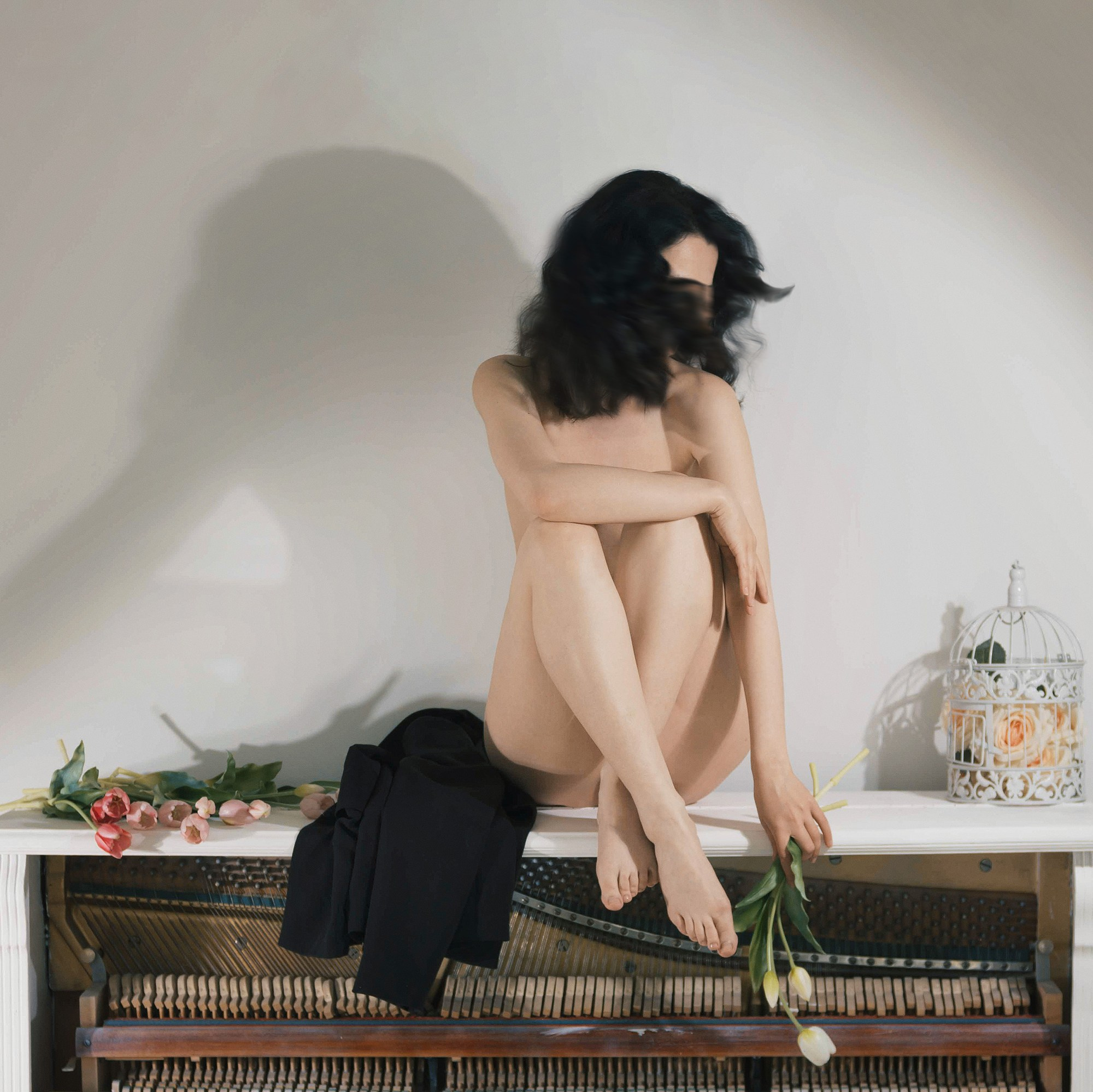 Фотосессия в будуарном стиле. Раздетая девушка сидит на старинном пианино.