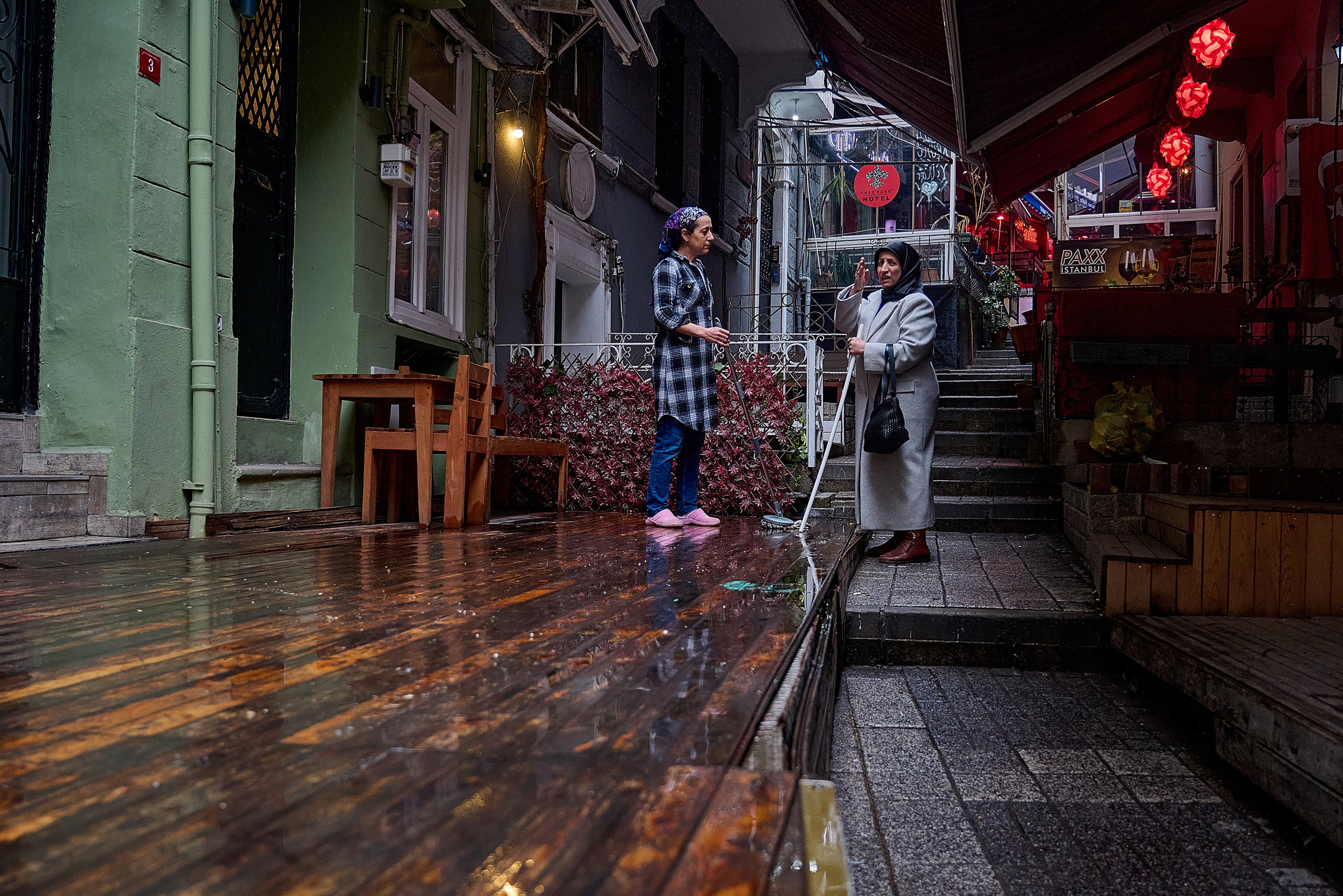 Две женщины общаются, Стамбул, Турция, Istanbul, Turkey