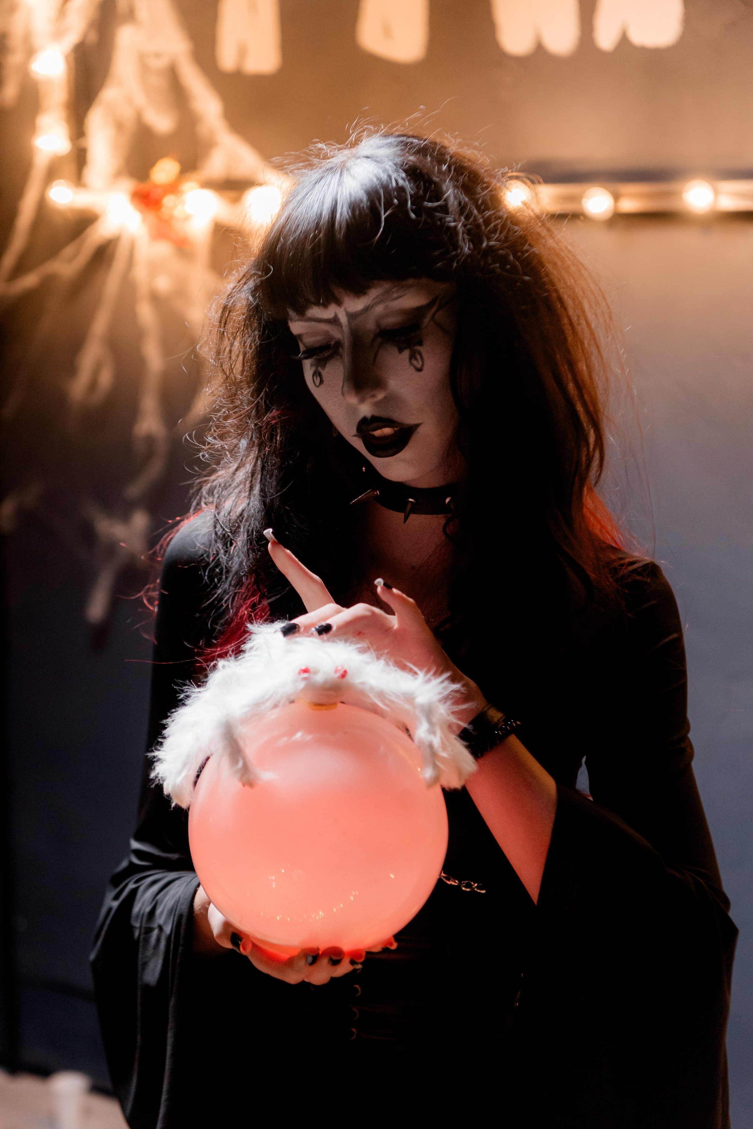 Альтушка в готическом образе с белым макияжем — портрет на фоне граффити в молодежном центре «Гараж».