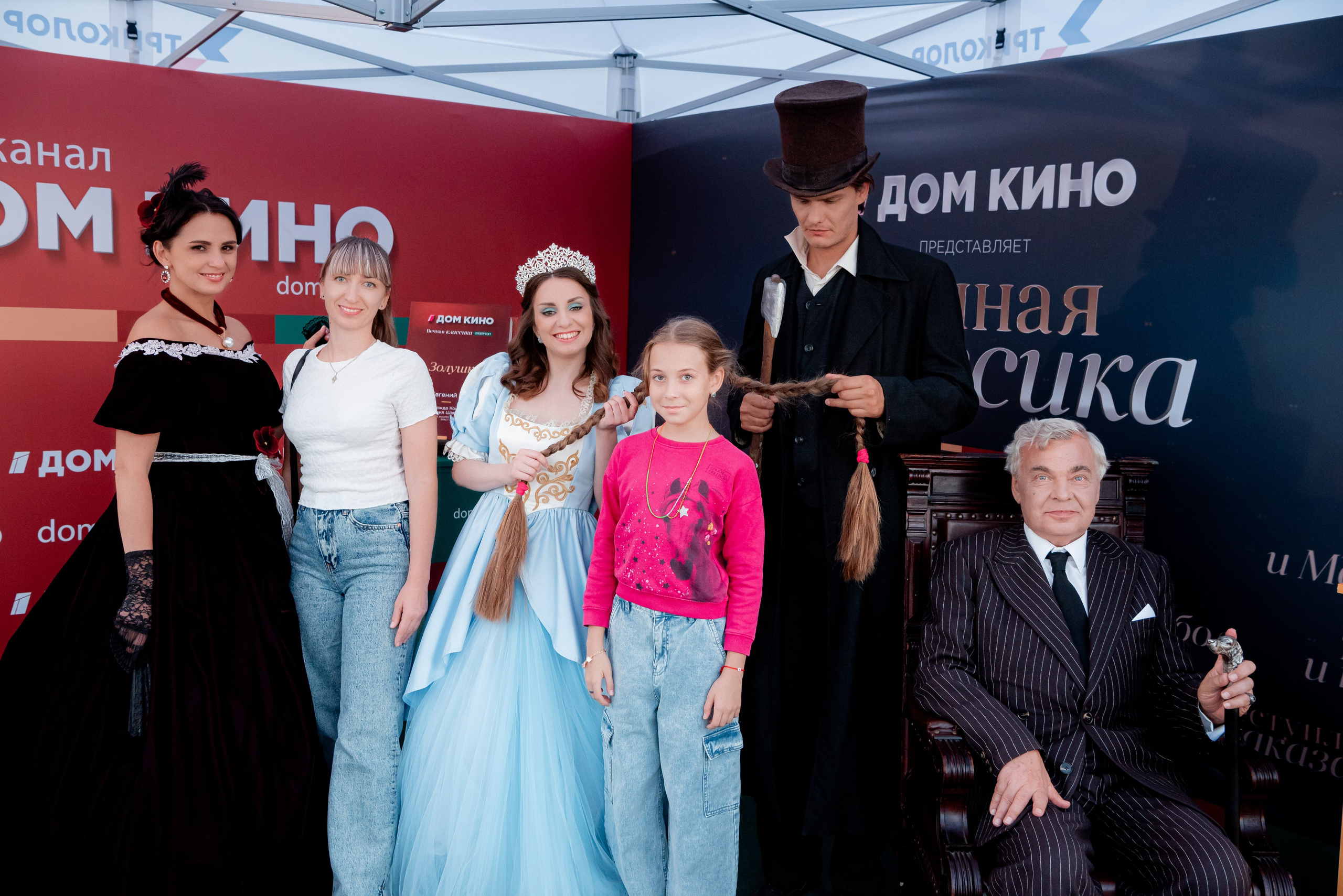 Портретные фото с артистами в палатке Триколор Дом Кинов на день города Волгоград. Фотограф в Волгограде и Волжском Александр Горбань