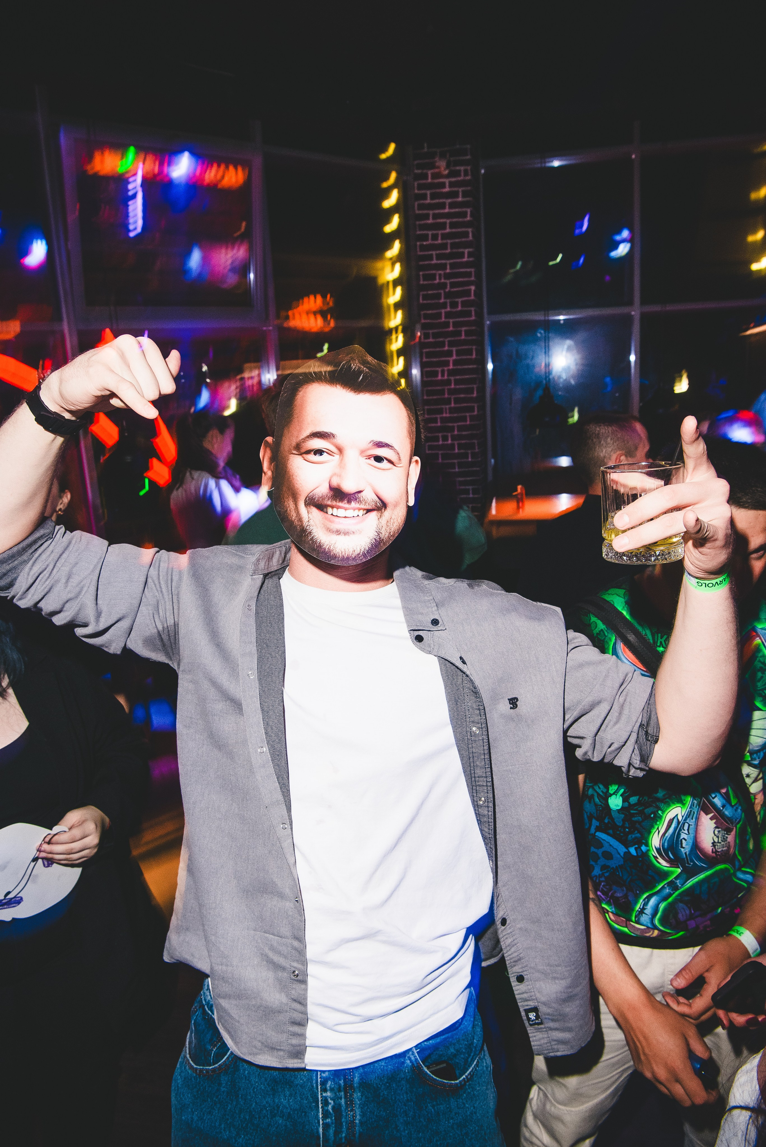 Фотоотчёты о вечеринках для НеБар Волгоград. Или стиль «пьяный фотограф». Фотограф в Волгограде и Волжском Александр Горбань