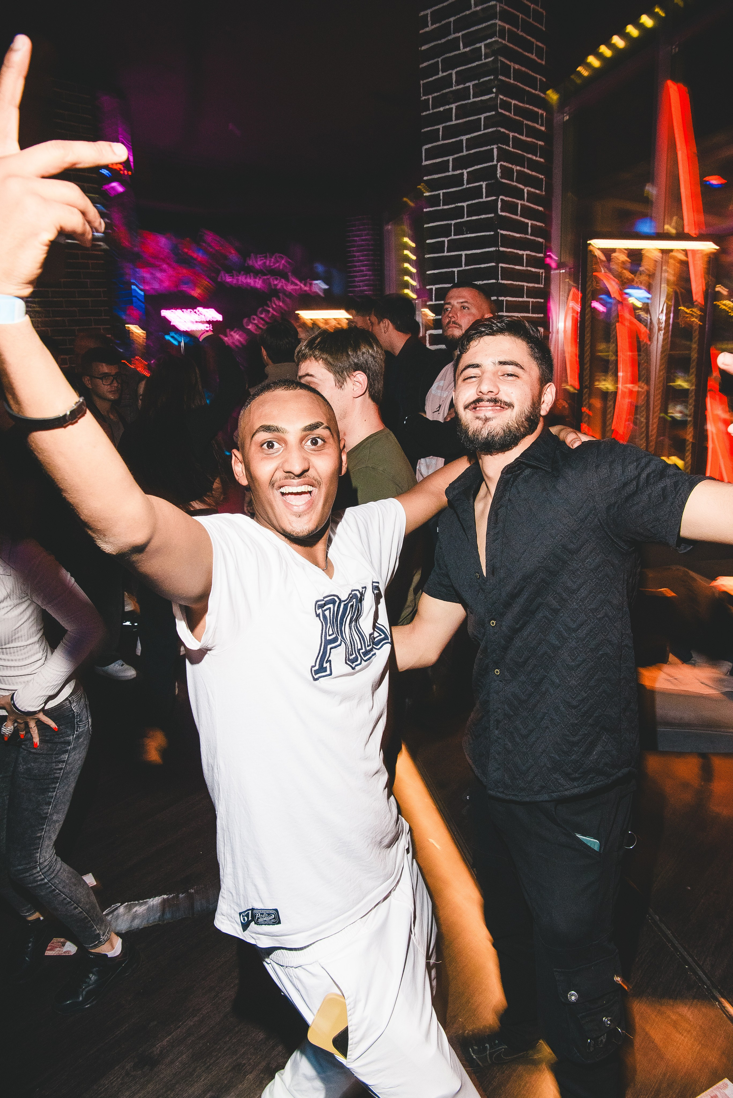 Фотоотчёты о вечеринках для НеБар Волгоград. Или стиль «пьяный фотограф». Фотограф в Волгограде и Волжском Александр Горбань