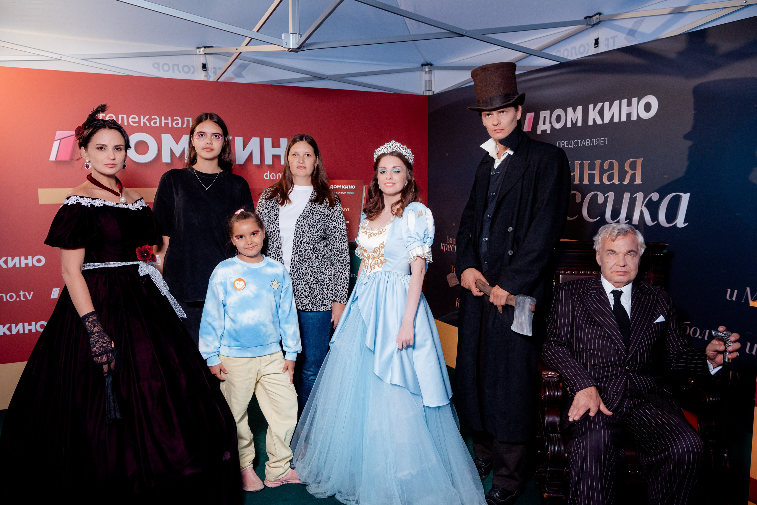 Портретные фото с артистами в палатке Триколор Дом Кинов на день города Волгоград. Фотограф в Волгограде и Волжском Александр Горбань