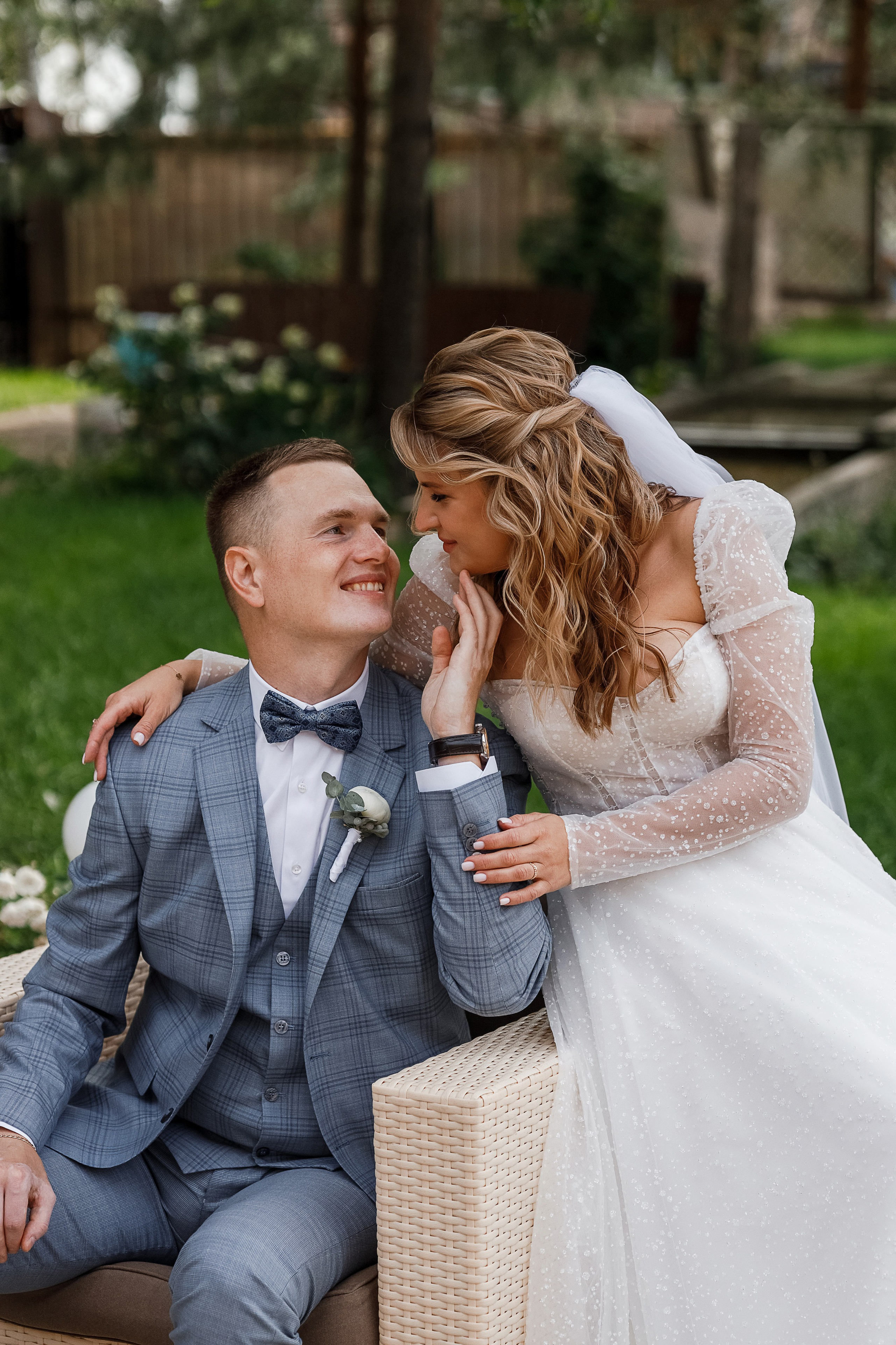 Трогательная выездная церемония в уютном дворике отеля. Олег Сверчков | Свадебный фотограф Вологда