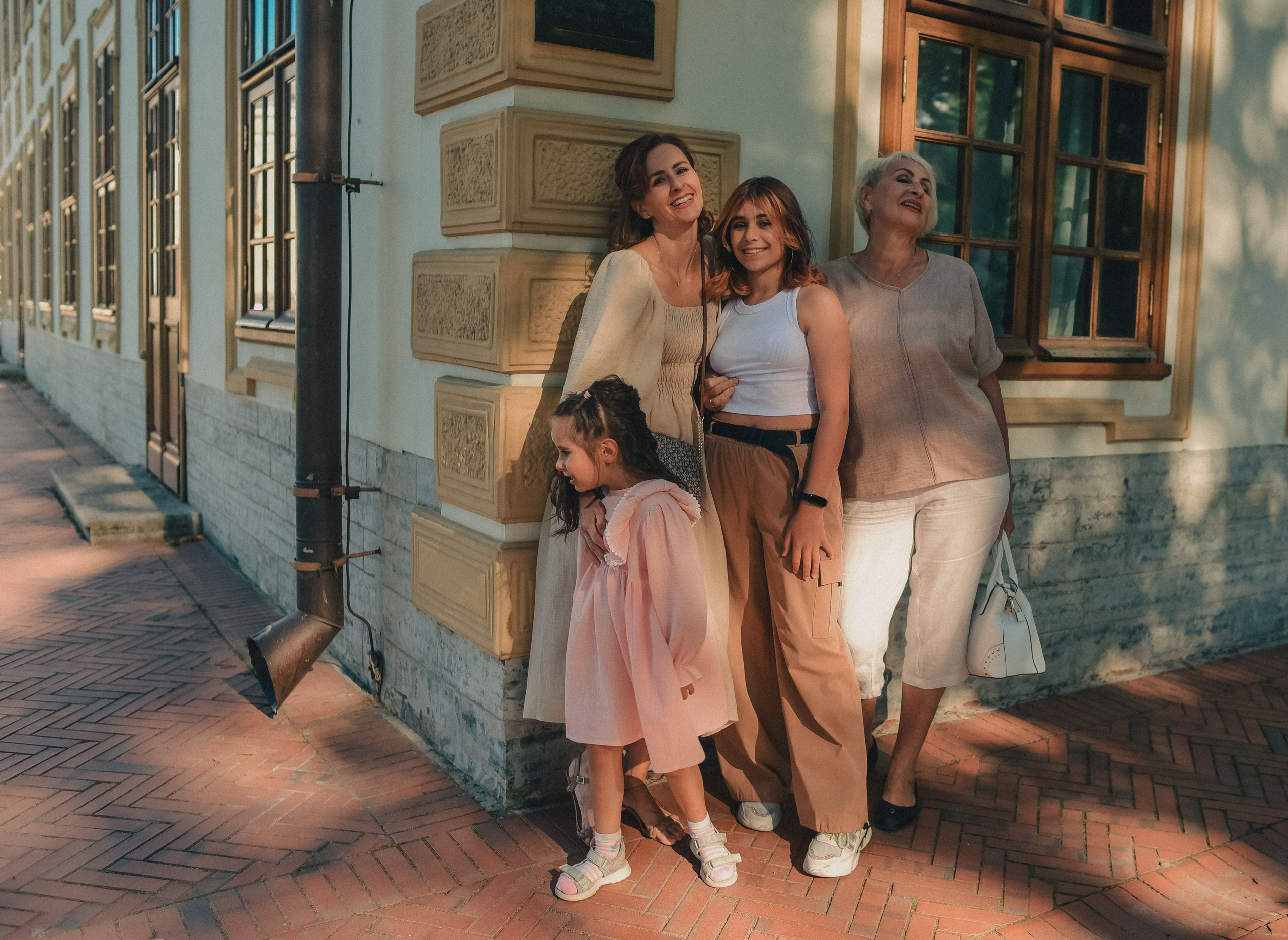 Фотосессия в Летнем саду. Анна, Татьяна, Злата и Эвелина. Семейный и свадебный фотограф в Санкт-Петербурге Яна