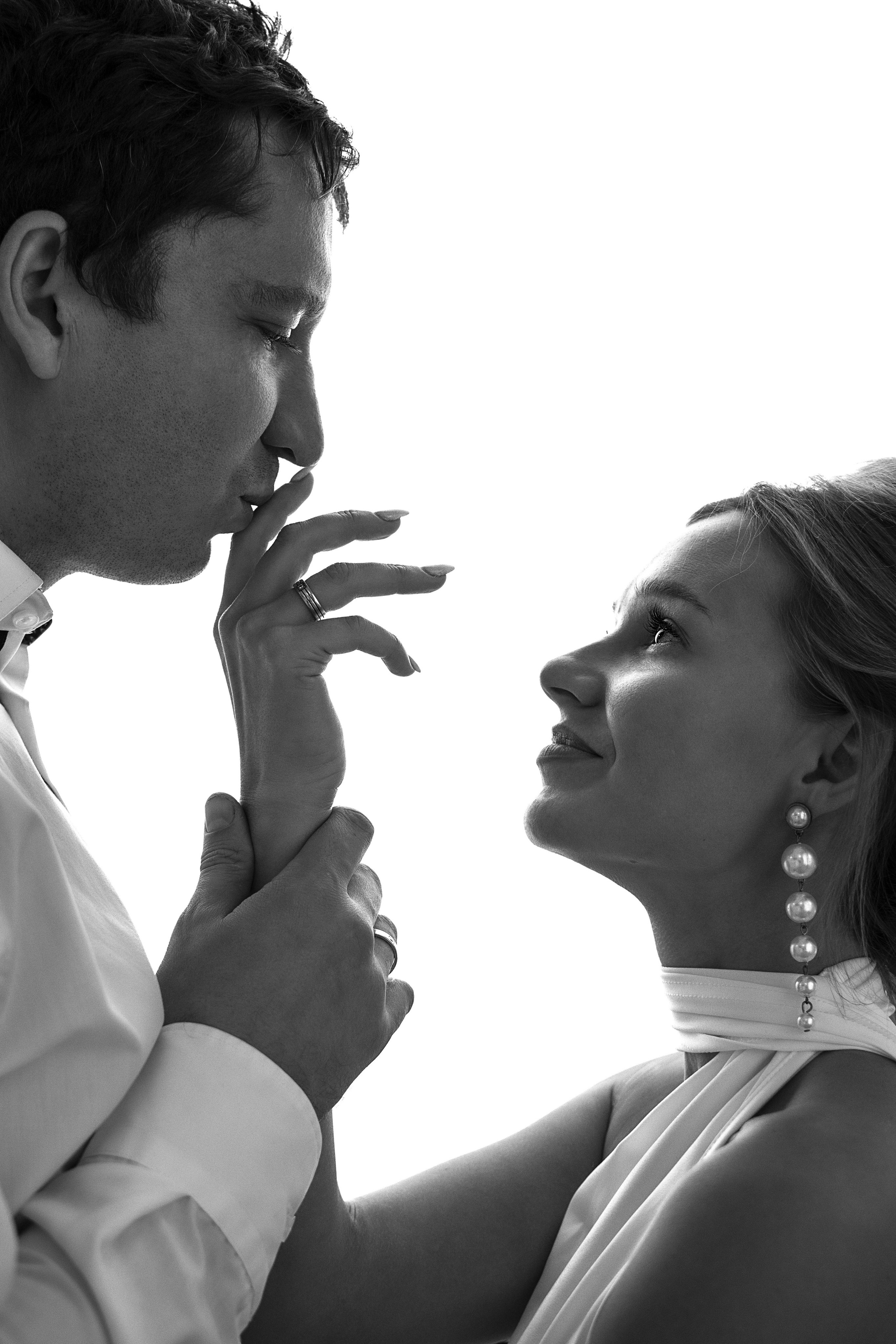 Жених целует пальчики невесте