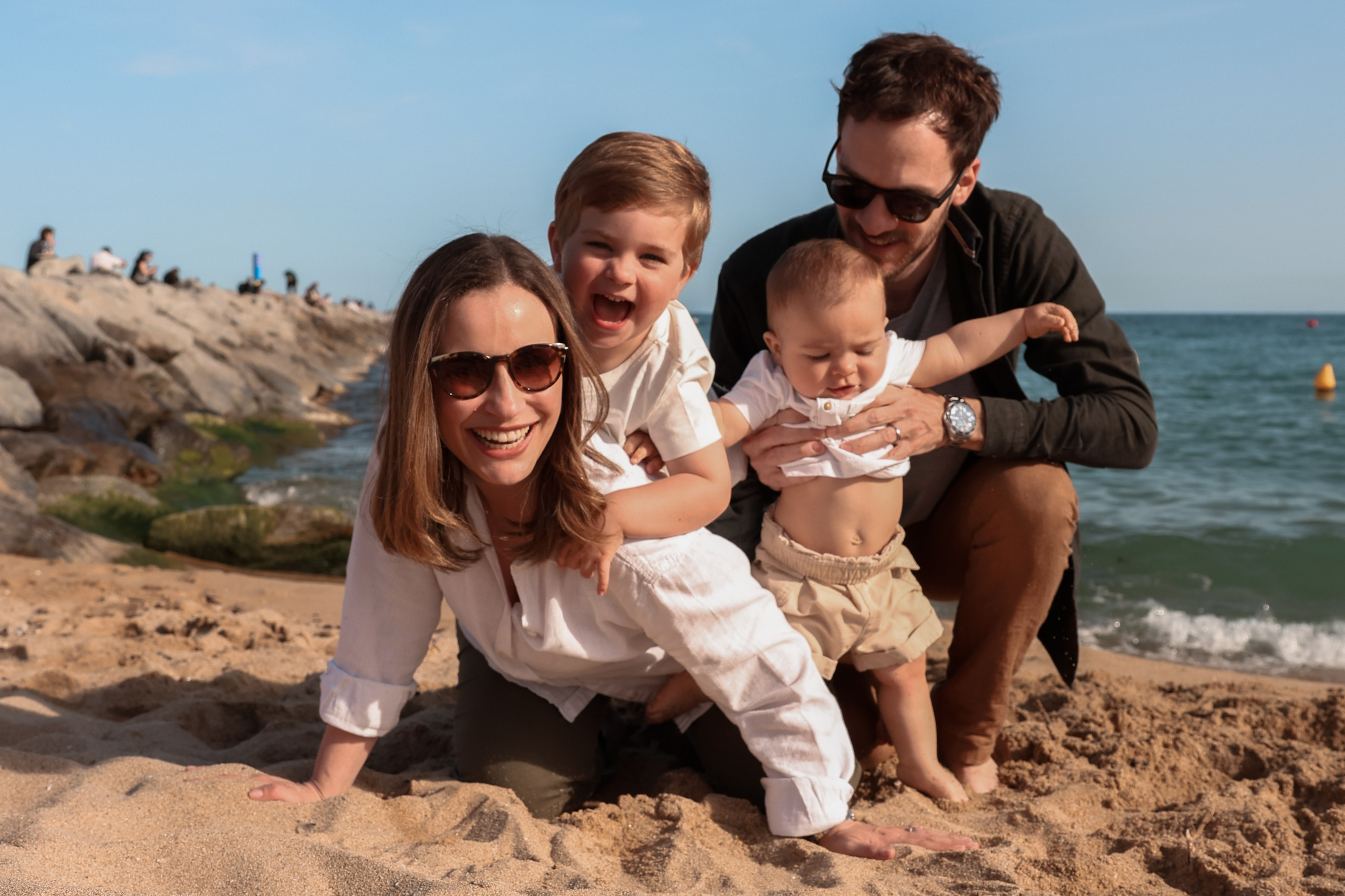 Family pizza at the sea. Natalia Zhuravleva|family, newborn, maternity photographer in Barcelona
