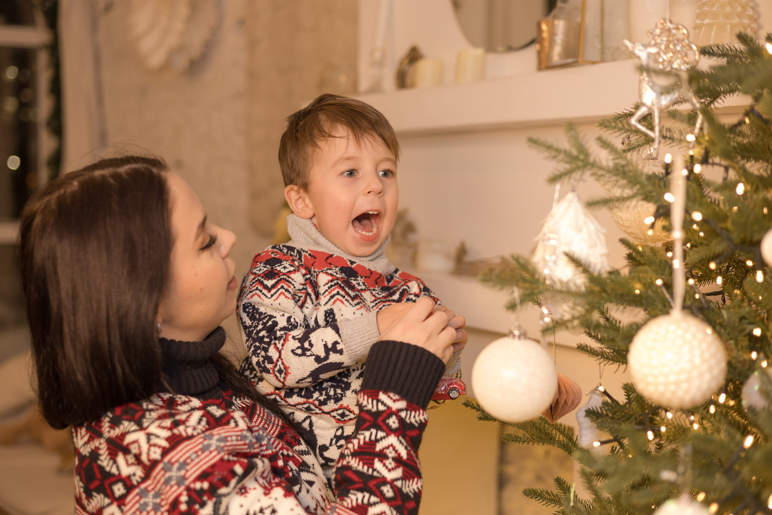 Детская новогодняя фотосессия в студии Ижевска для озорного Данила