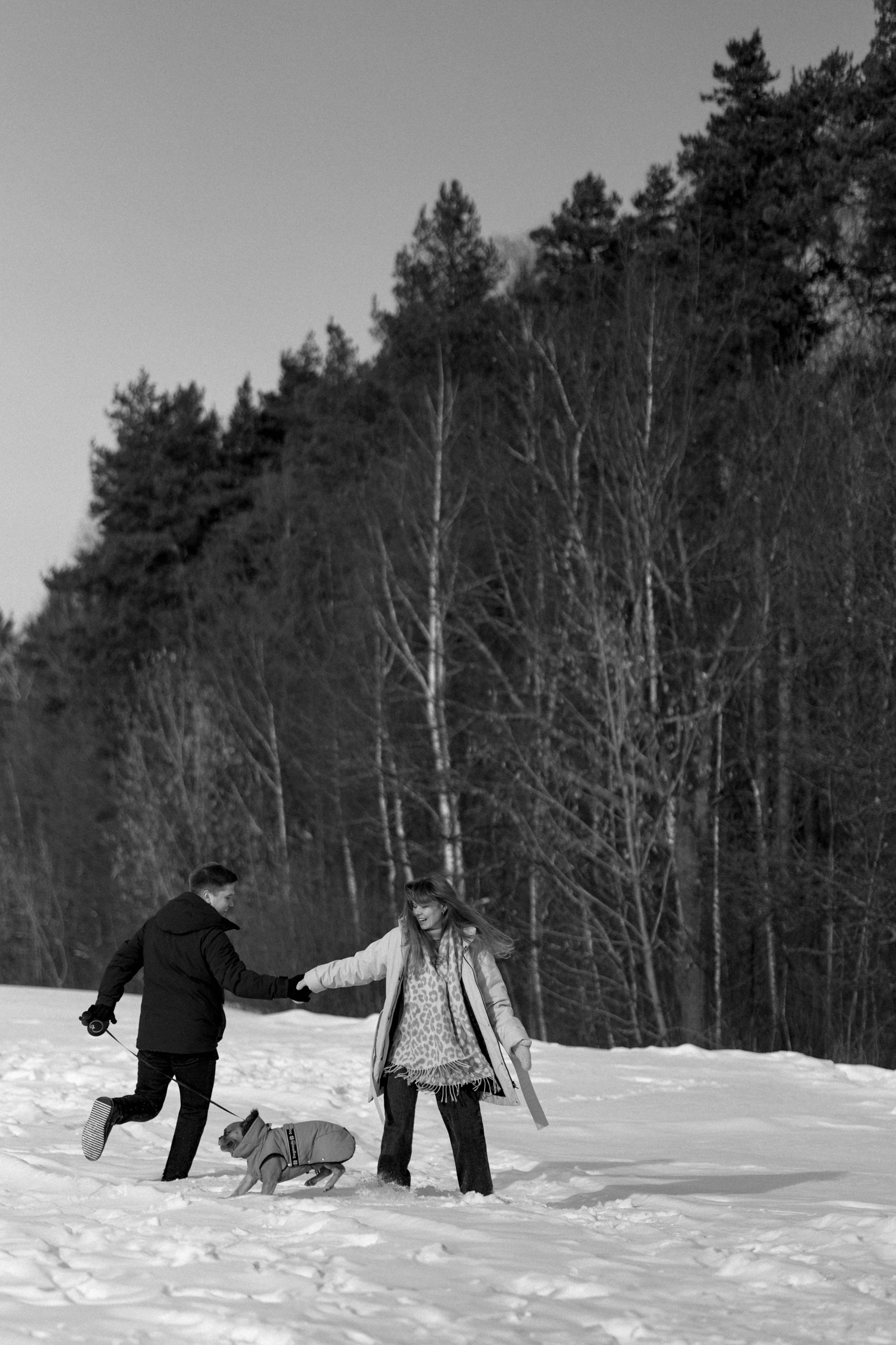 Лавстори в зимнем лесу. Сестры Карабаза. Фотографы и ретушеры в Москве и Санкт-Петербурге