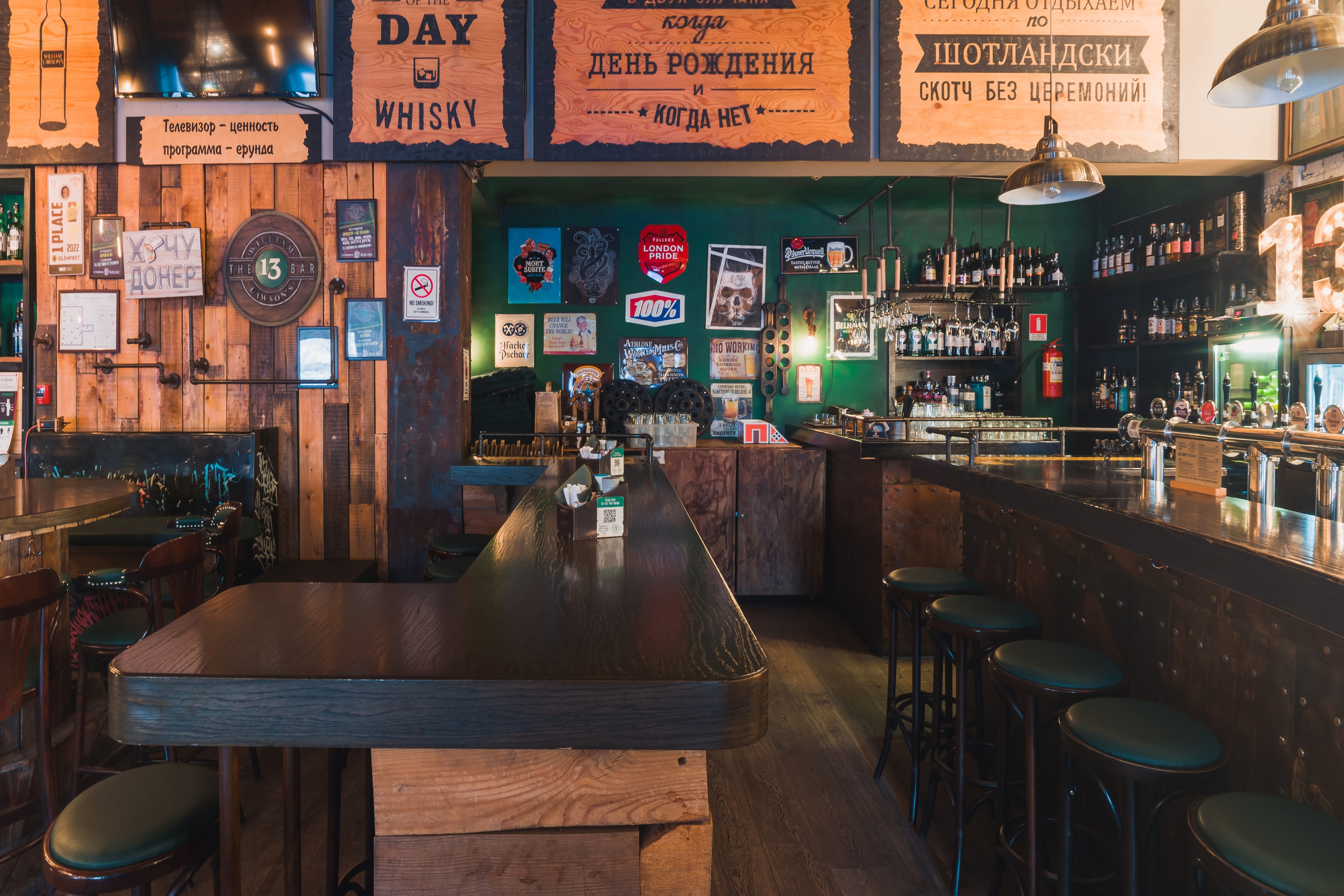 Алматы, William Lawson's 13 — легендарный паб, открытый в 2015 году, ставший вторым домом для многих алматинцев, Алматы, июнь 2024. Интерьерный фотограф Алматы