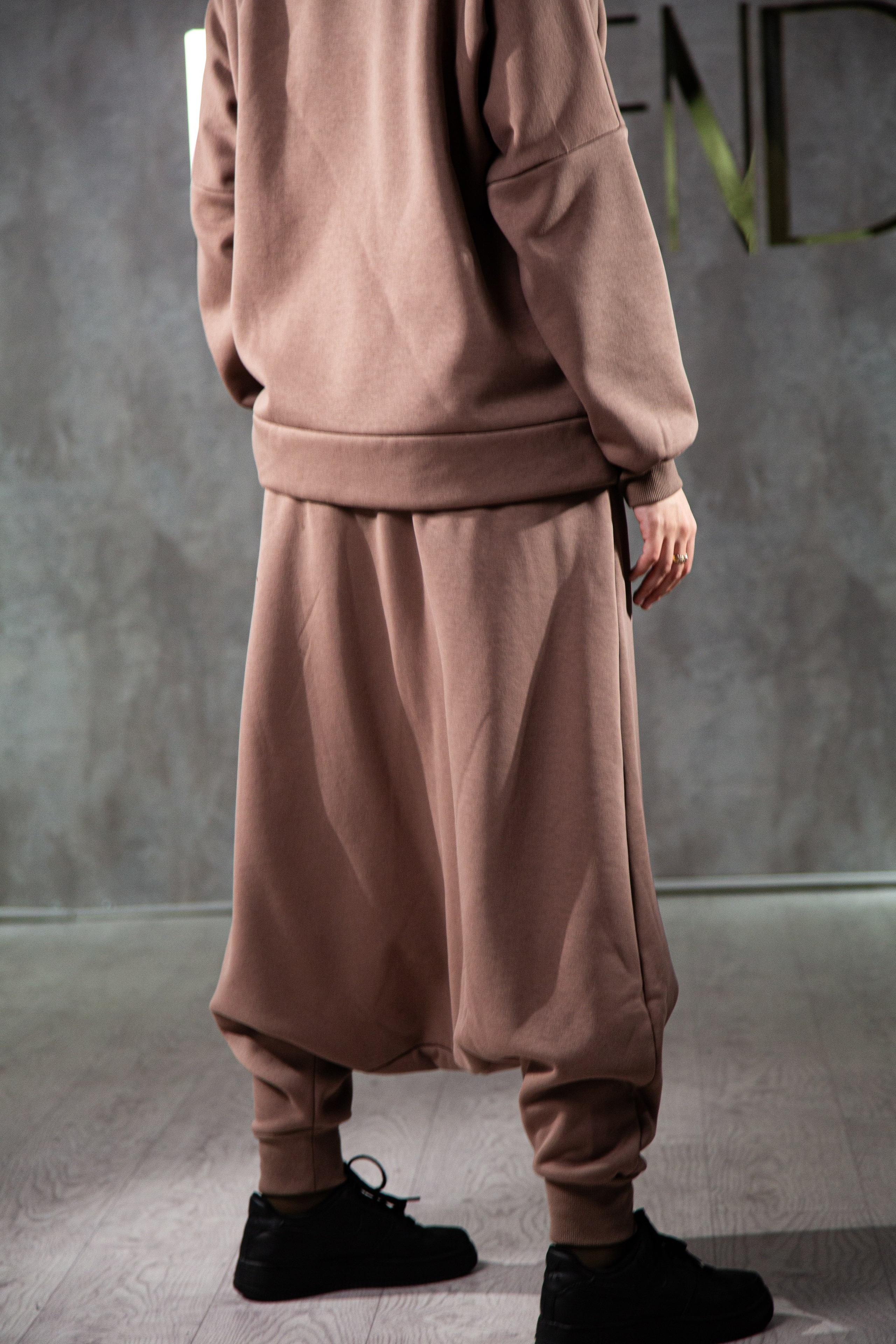 Реклама ближневосточной одежды. Натан Супервайзер по Продакшену