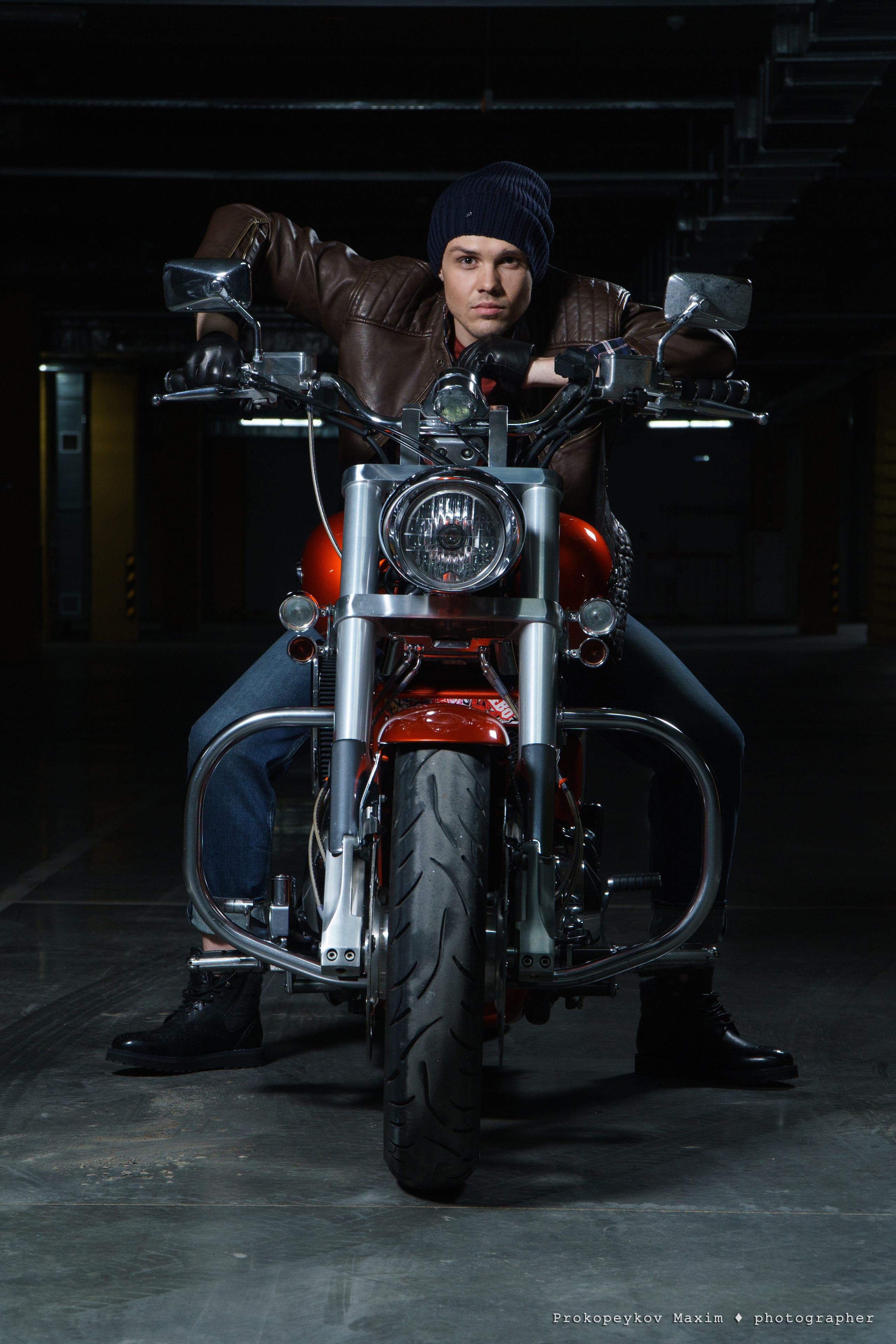 С байком. Свадебный фотограф Максим Прокопейков