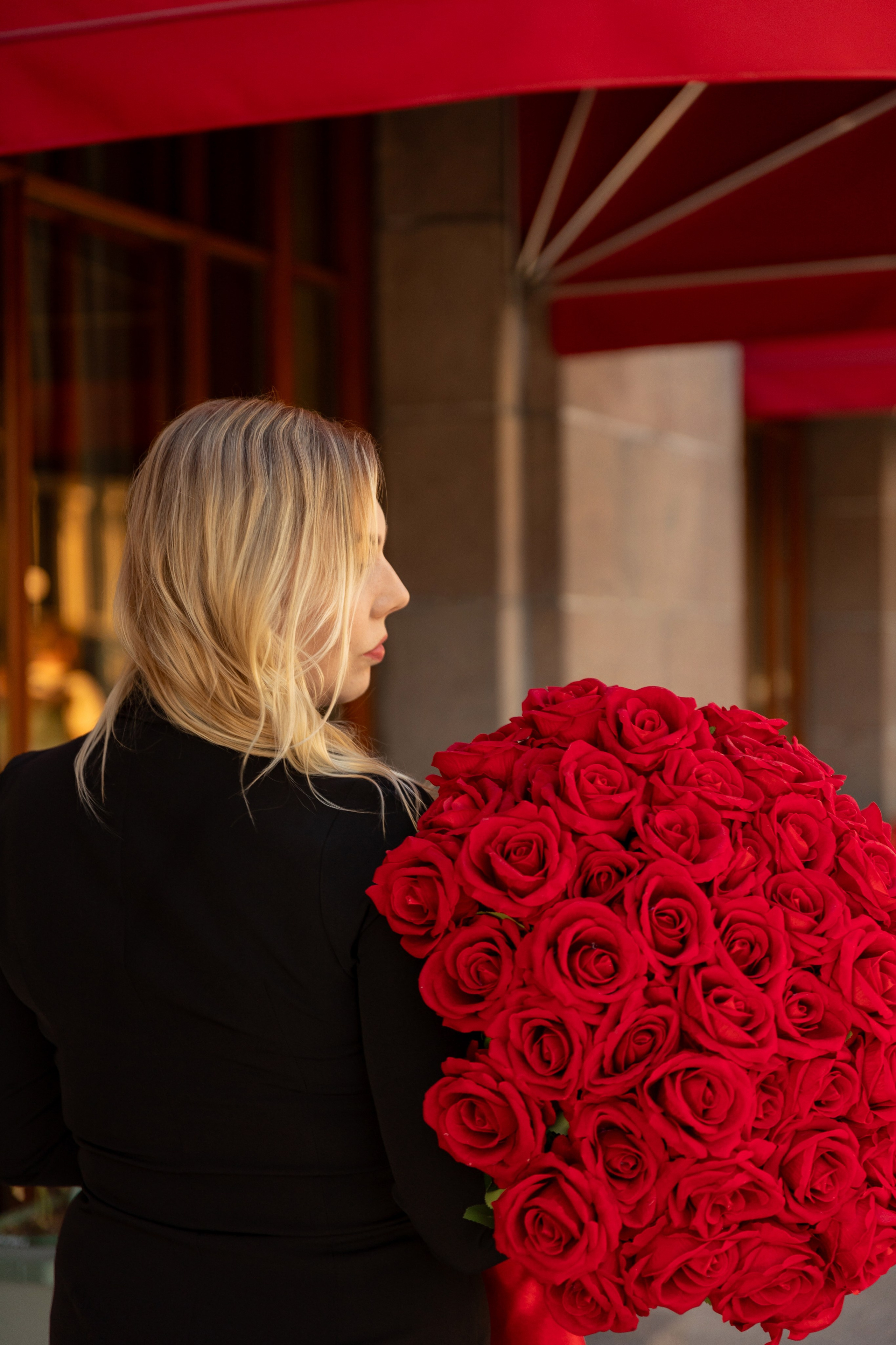 Фотопрогулка в центре с букетом красных роз. Семейный и свадебный фотограф в Санкт-Петербурге Татьяна Швыкова