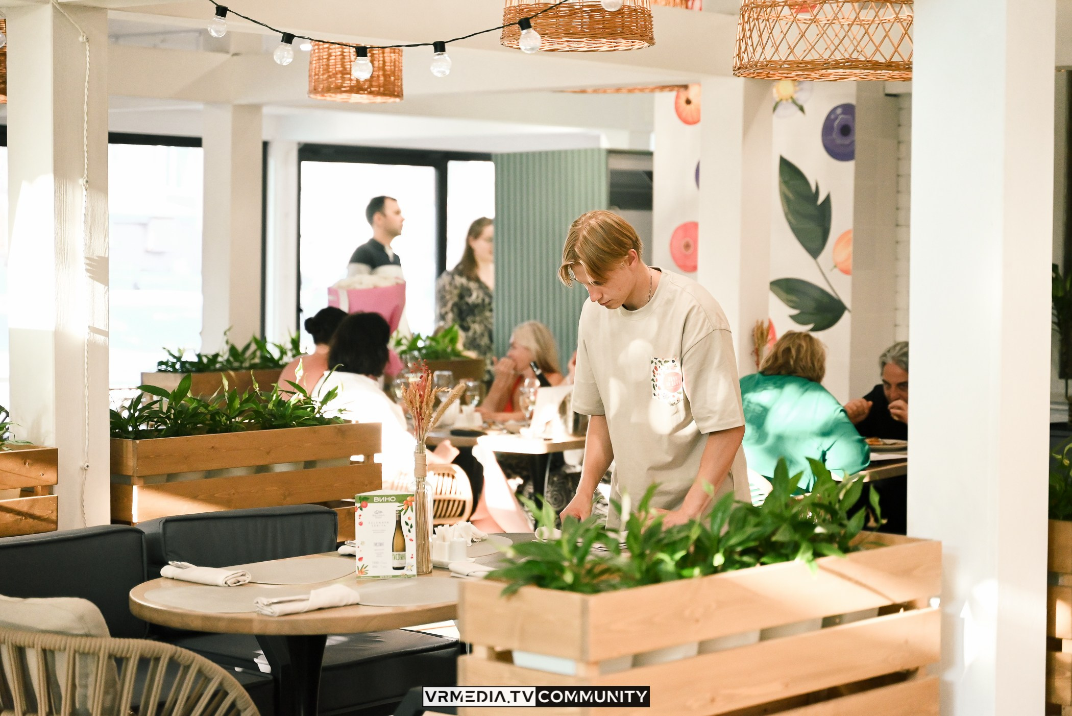 Ресторан «Volna»: Вокальный вечер на летней веранде «Хочу на дачу»