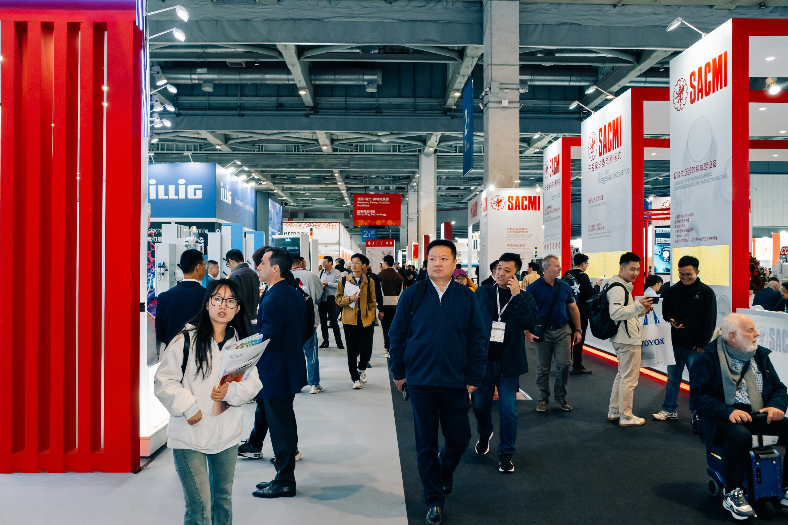Фото и видеосъемка на выставке CHINAPLAS в Шанхае | Компания VZLP | Фотограф в Шанхае